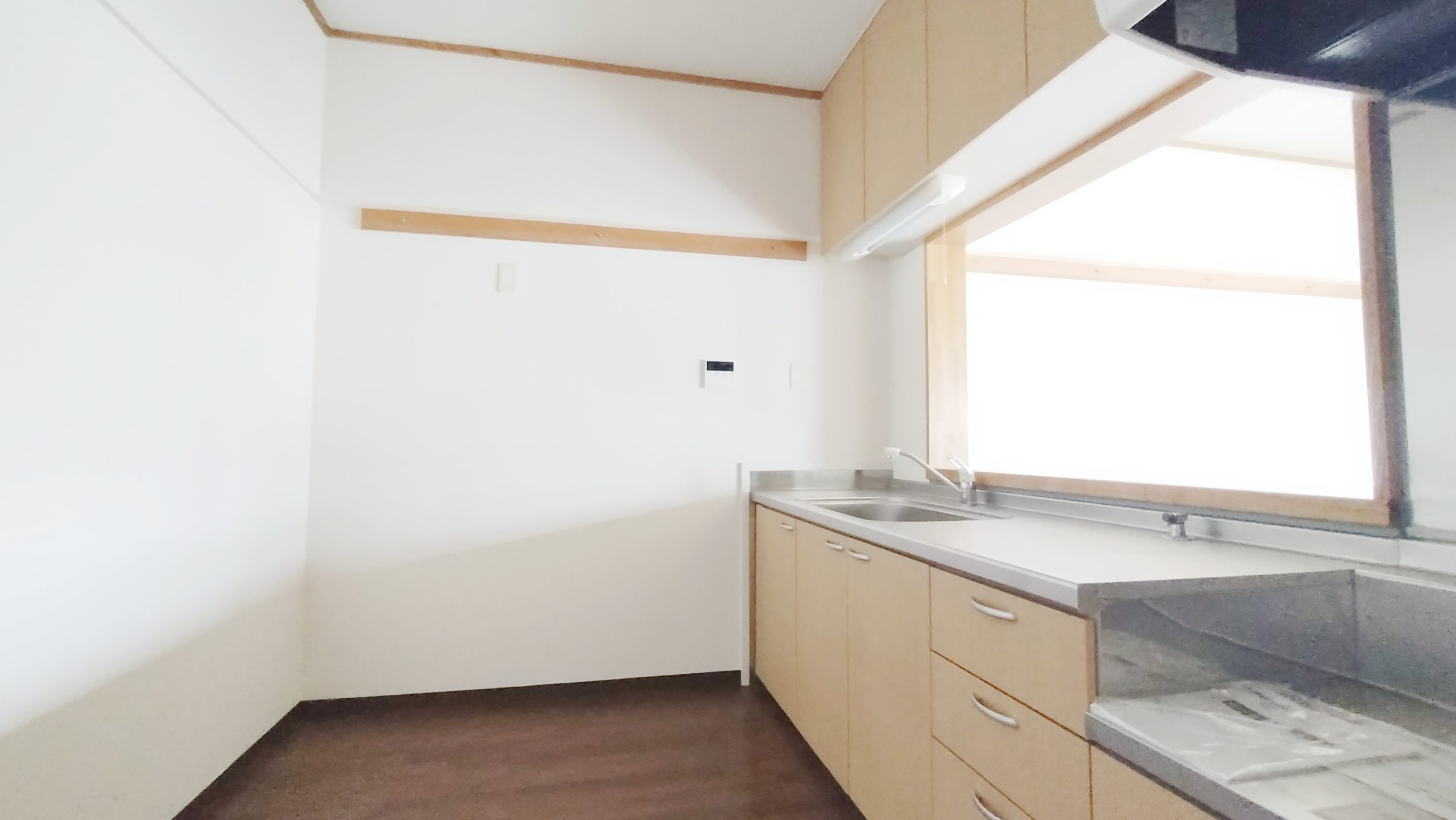 奥行のあるキッチンは大きな家具も設置可能です