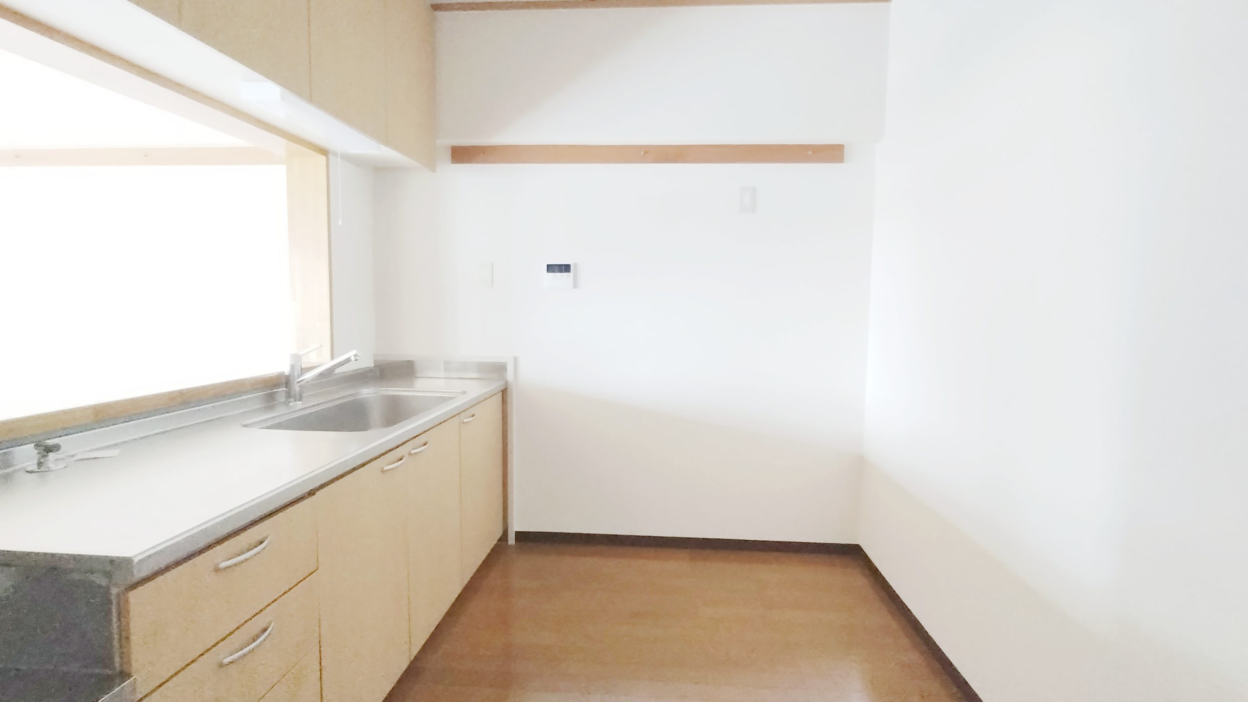 奥行のあるキッチンは大きな家具も設置可能です