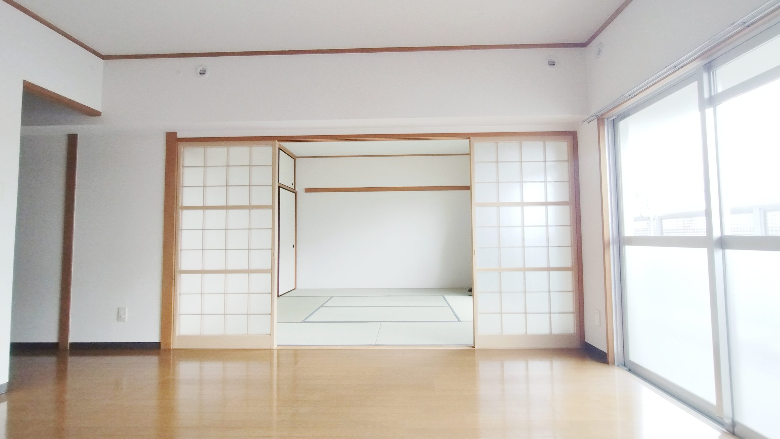 柔らかな日差しが部屋を明るくします