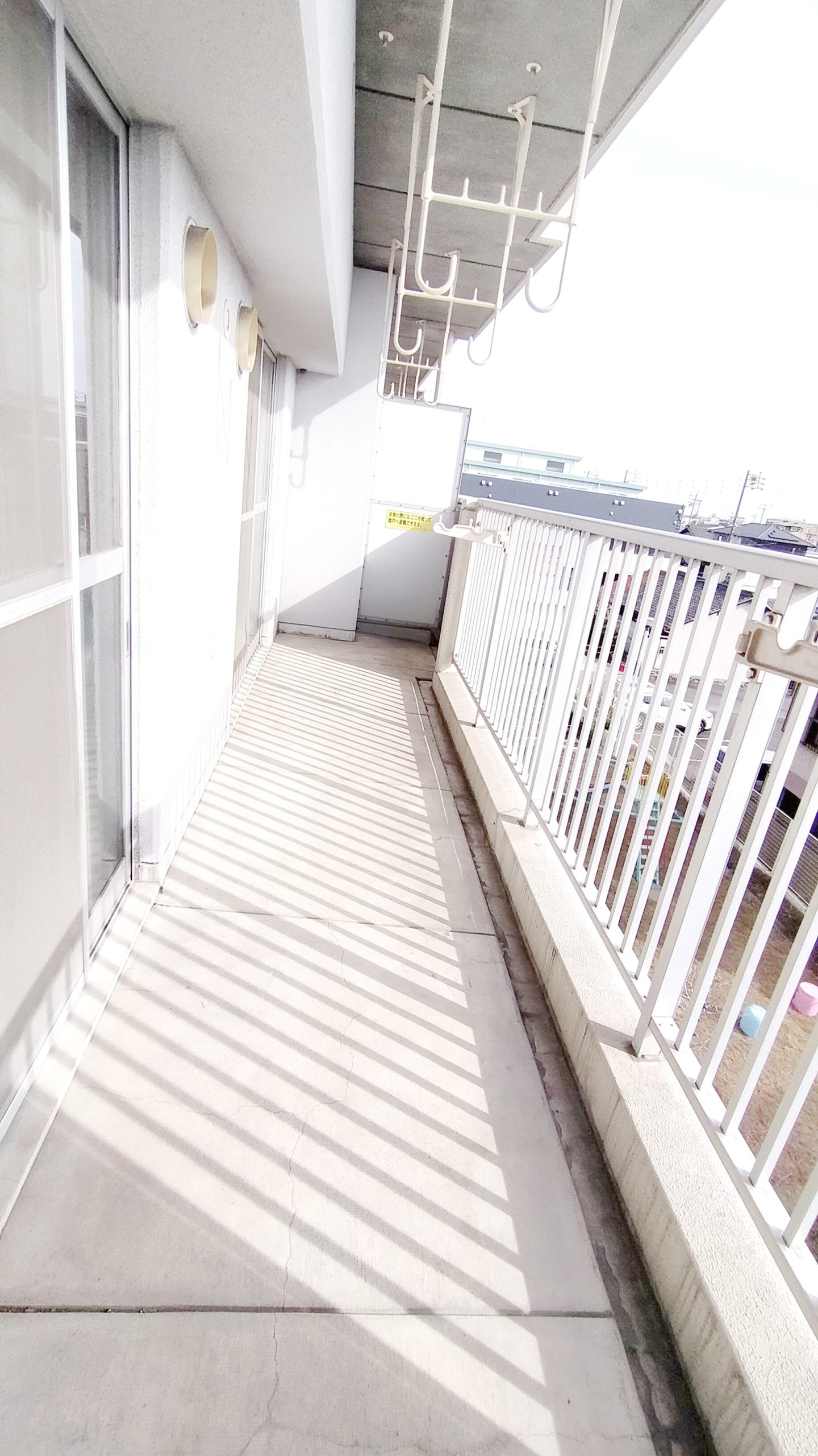 奥行の広いバルコニーは日当たり抜群です!