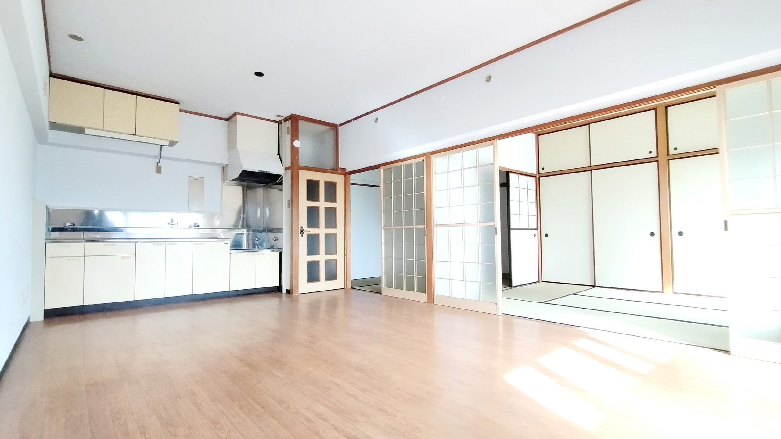 南面2面採光のため明るく広々としたリビング