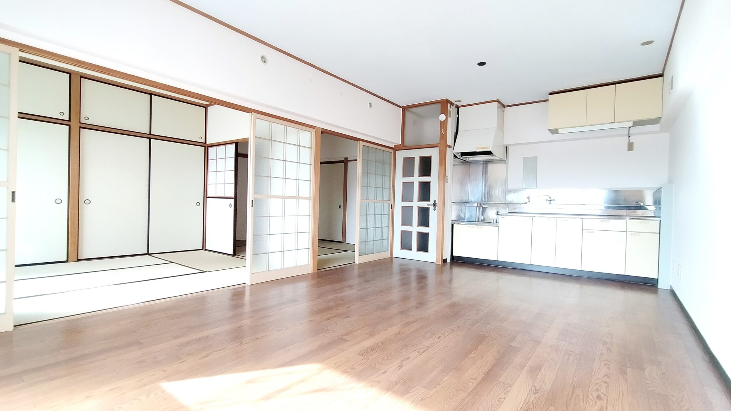 南面2面採光のため明るく広々としたリビング