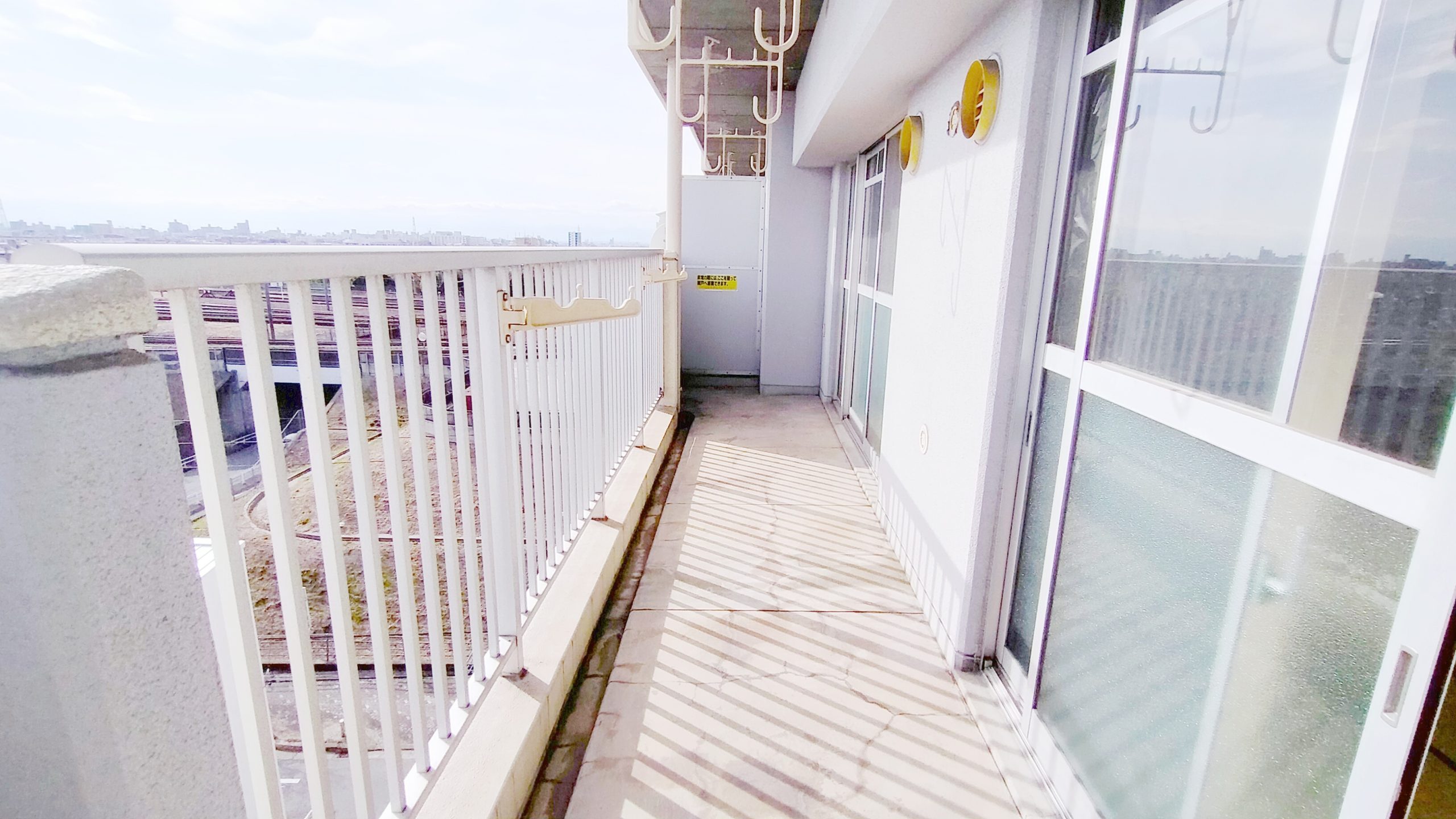 奥行の広いバルコニーは日当たり抜群です!