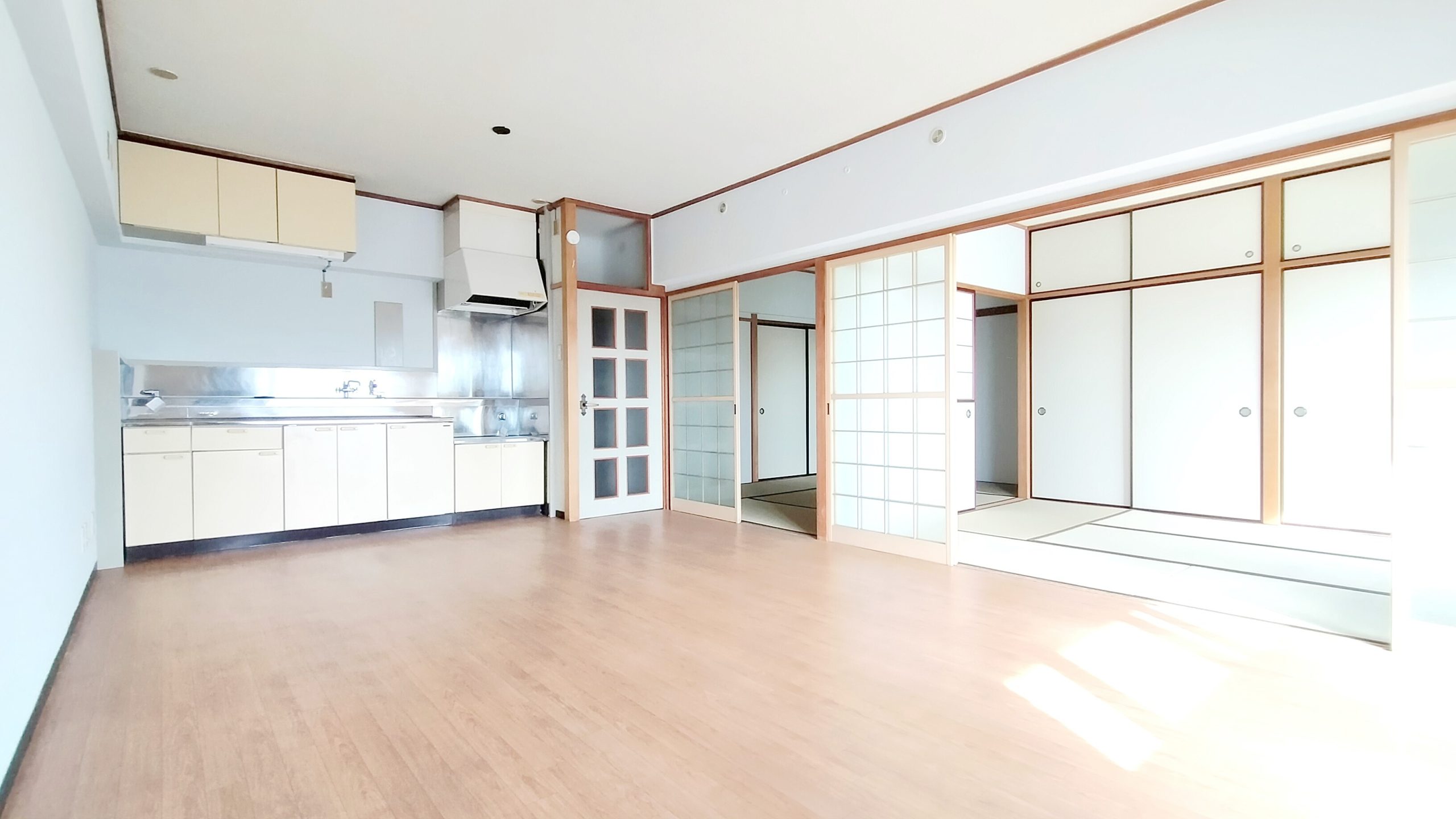 南面2面採光のため明るく広々としたリビング