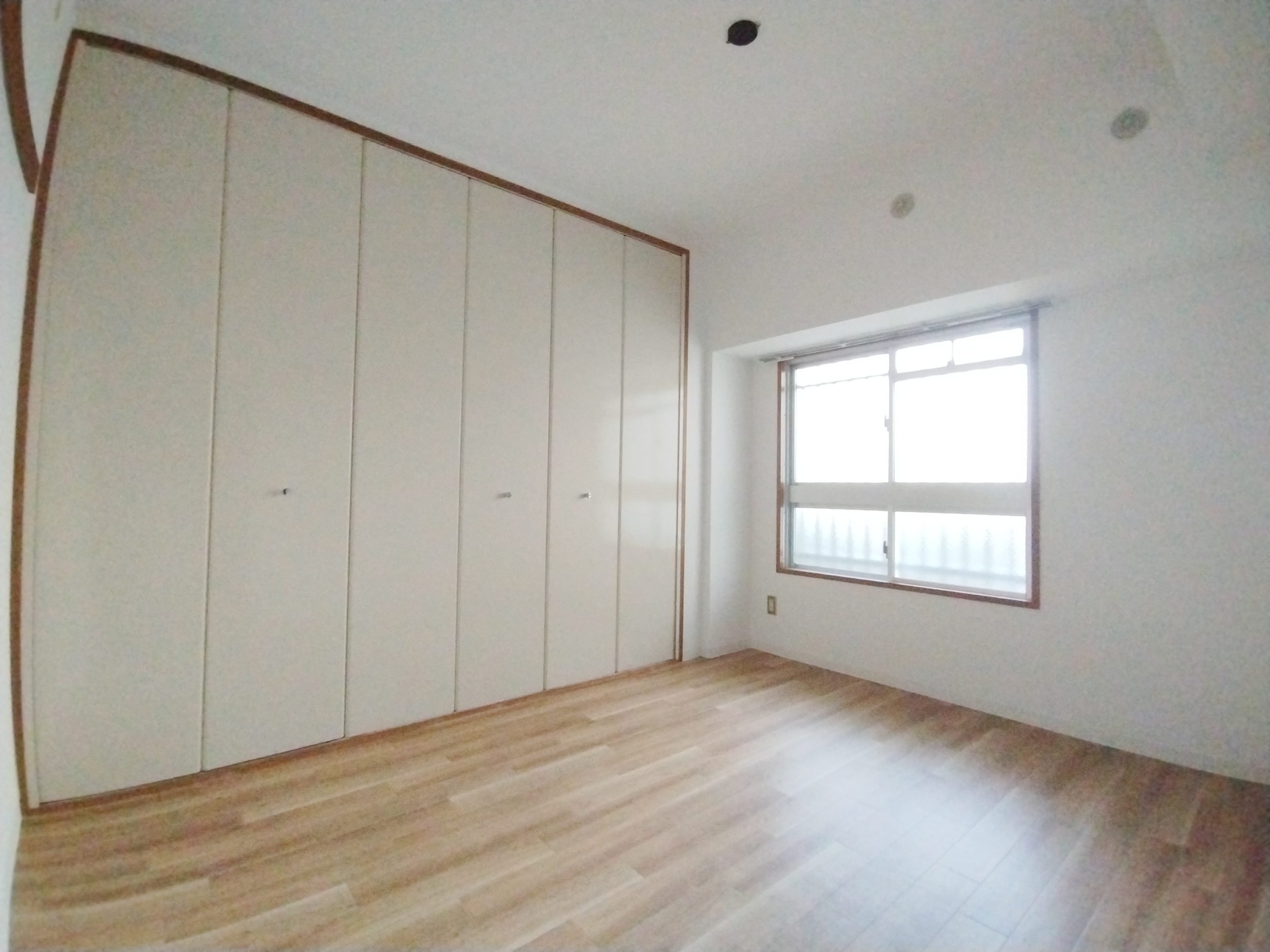 洋室には大きな腰窓とクローゼットがあります