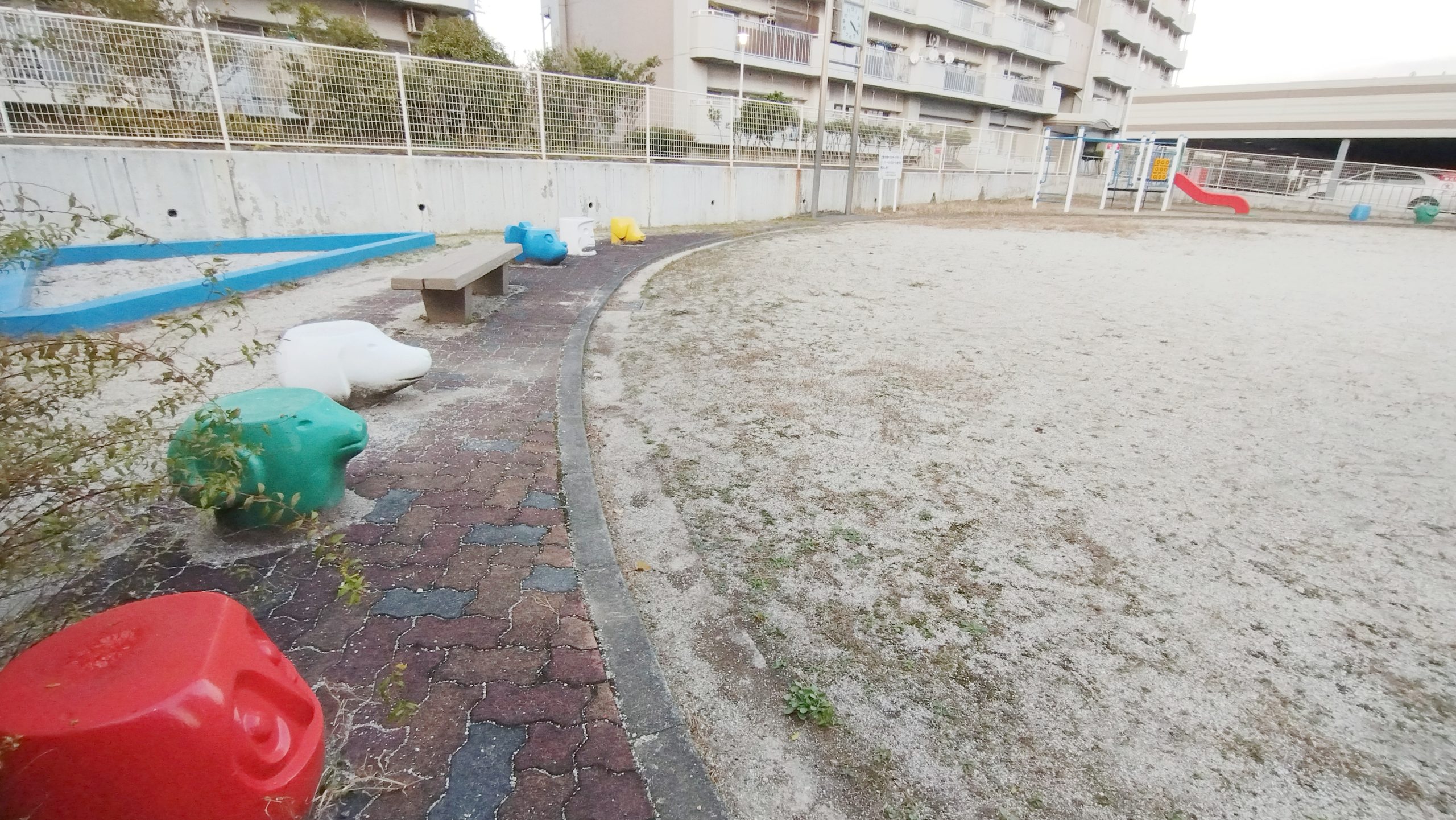 敷地内にはキッズパークがあり、カラフルなフクロウや犬たちも見守っています