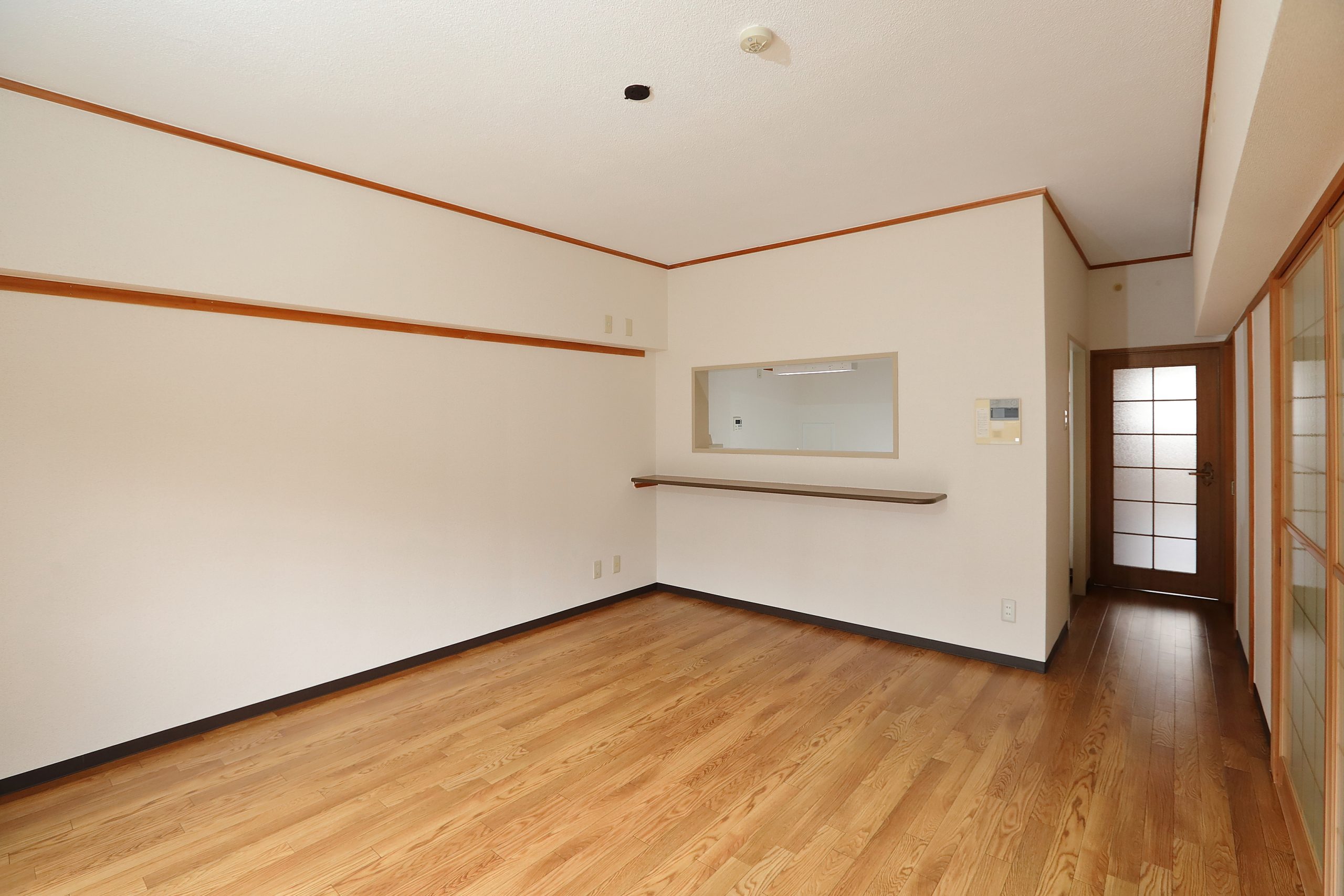 シンプルで広々したリビングダイニング