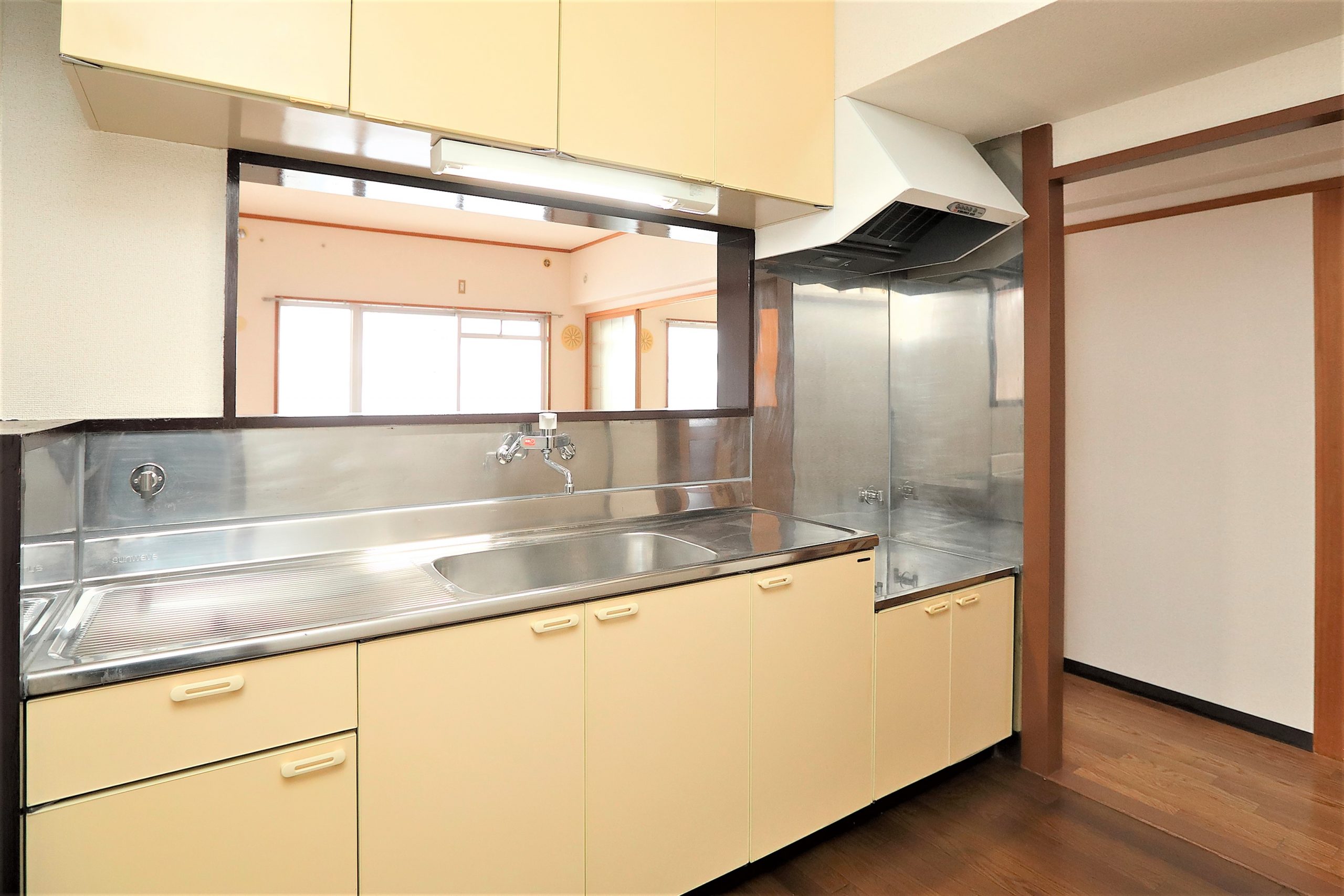 リビングを見渡せるキッチン