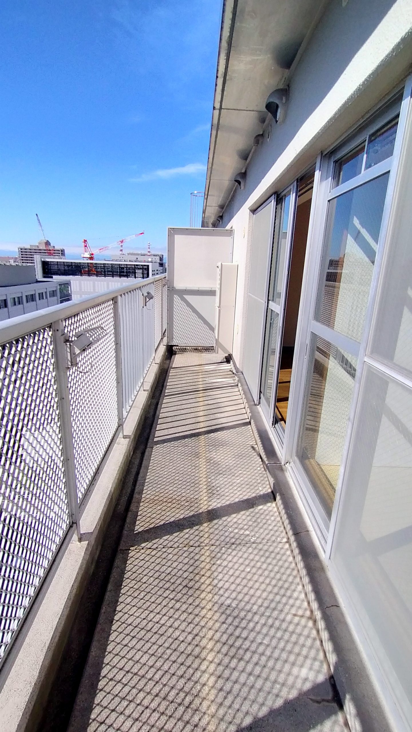 日当たりのよい広々としたベランダ