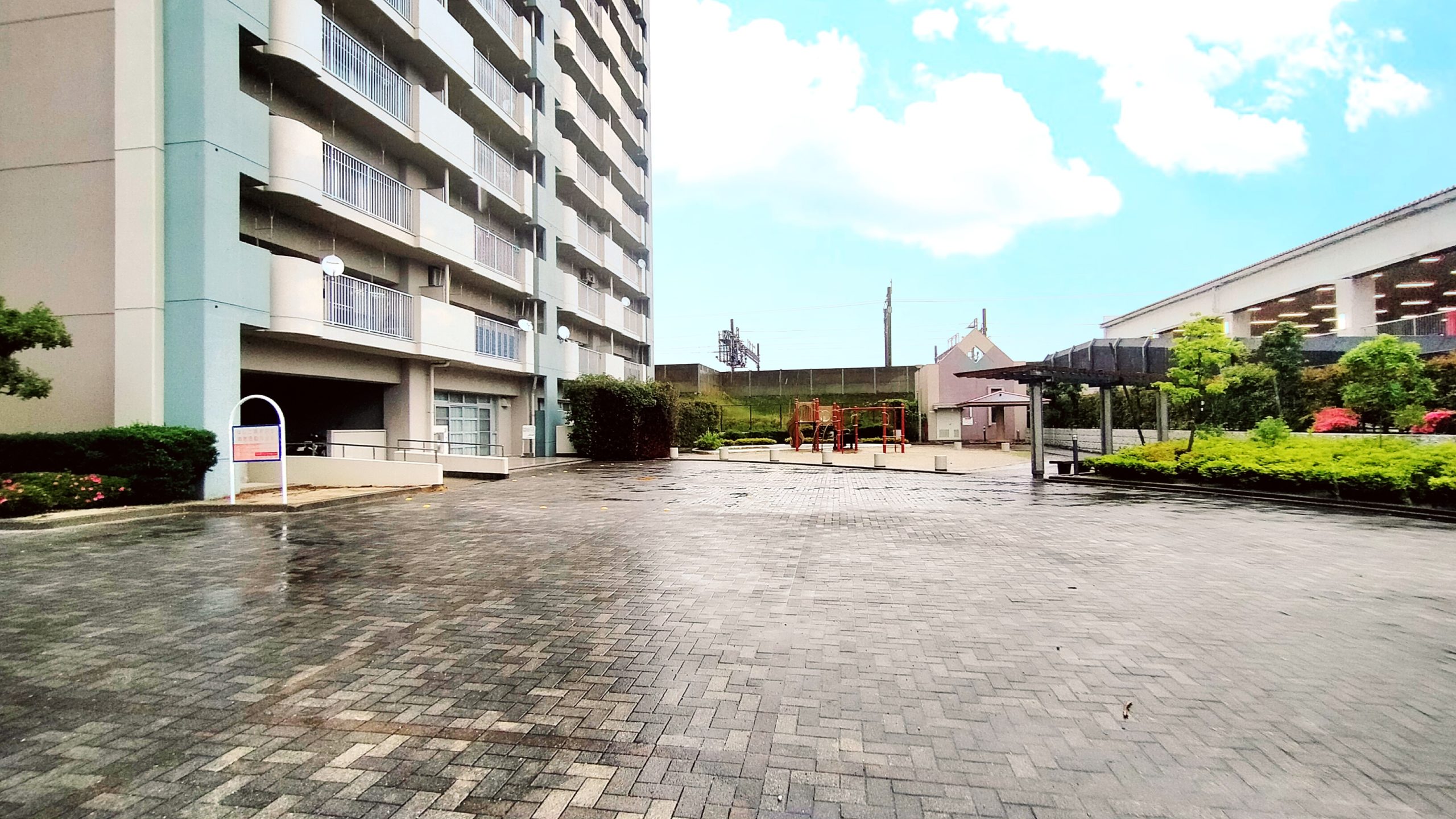 C棟南側にはキッズパーク内に大きな遊具も