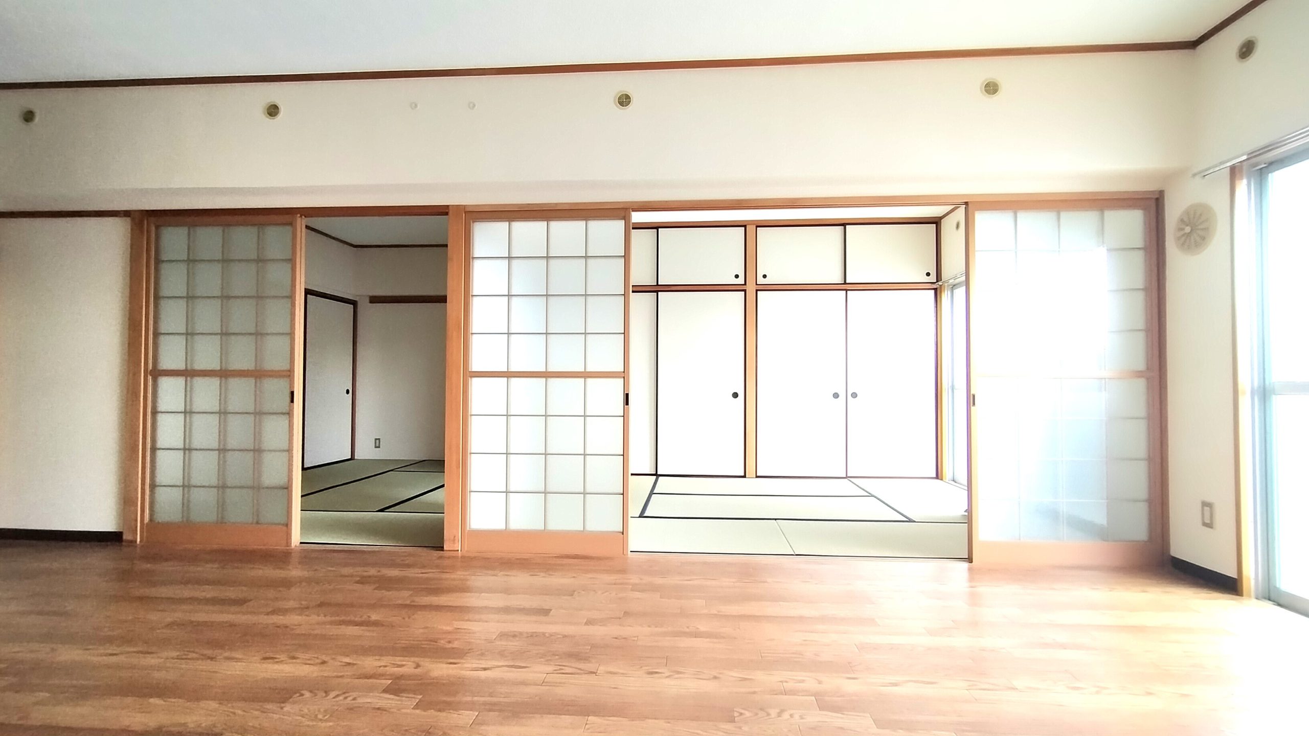 和室にも開口があるために柔らかな日差しが差し込みます