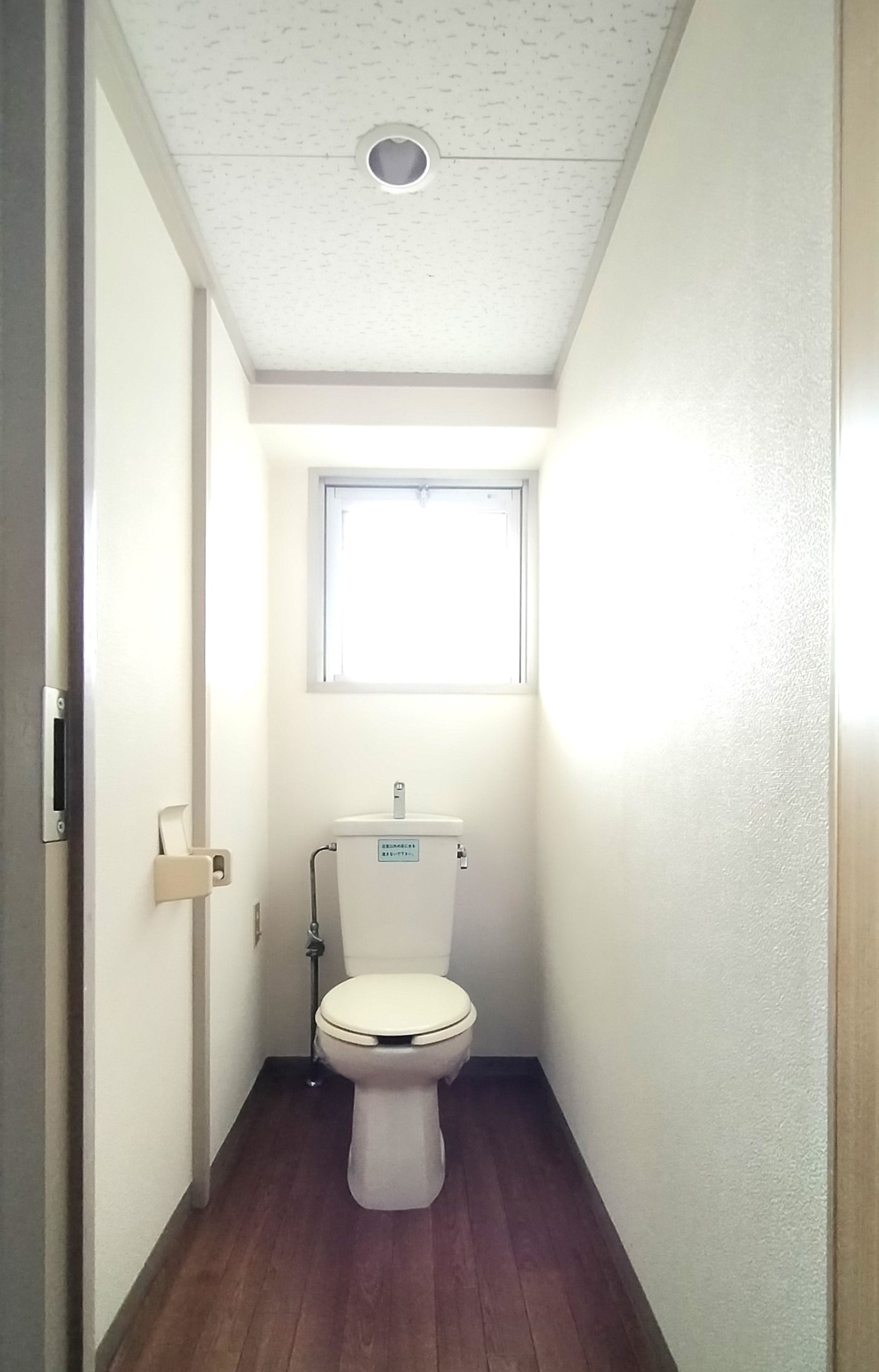 明るく広々としたトイレです