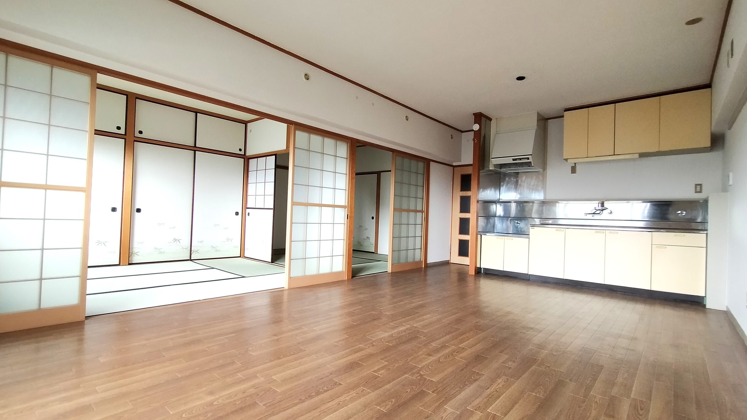 南面2面採光のため明るく広々としたリビング