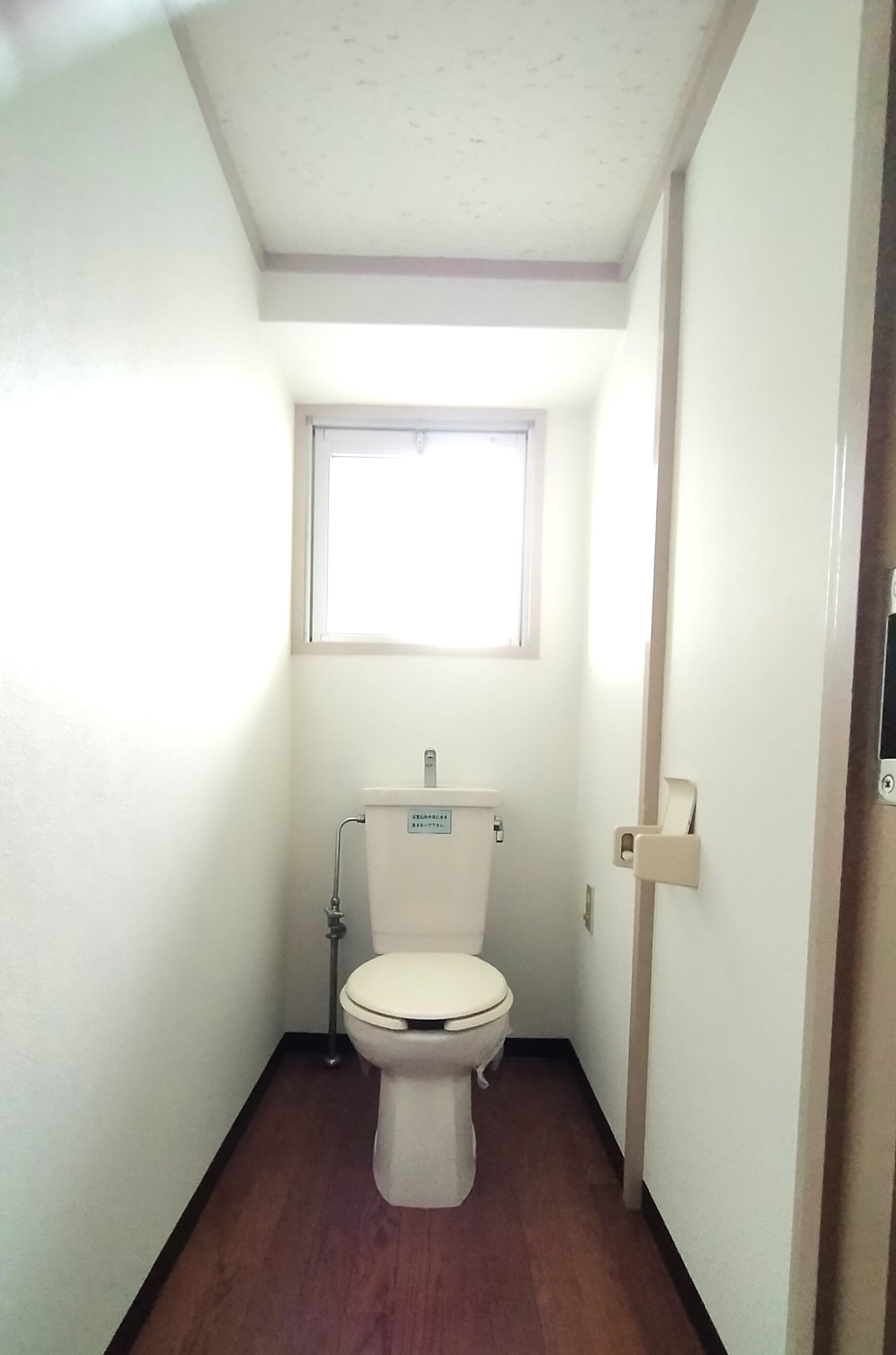 開口があるため明るく広々としたトイレです