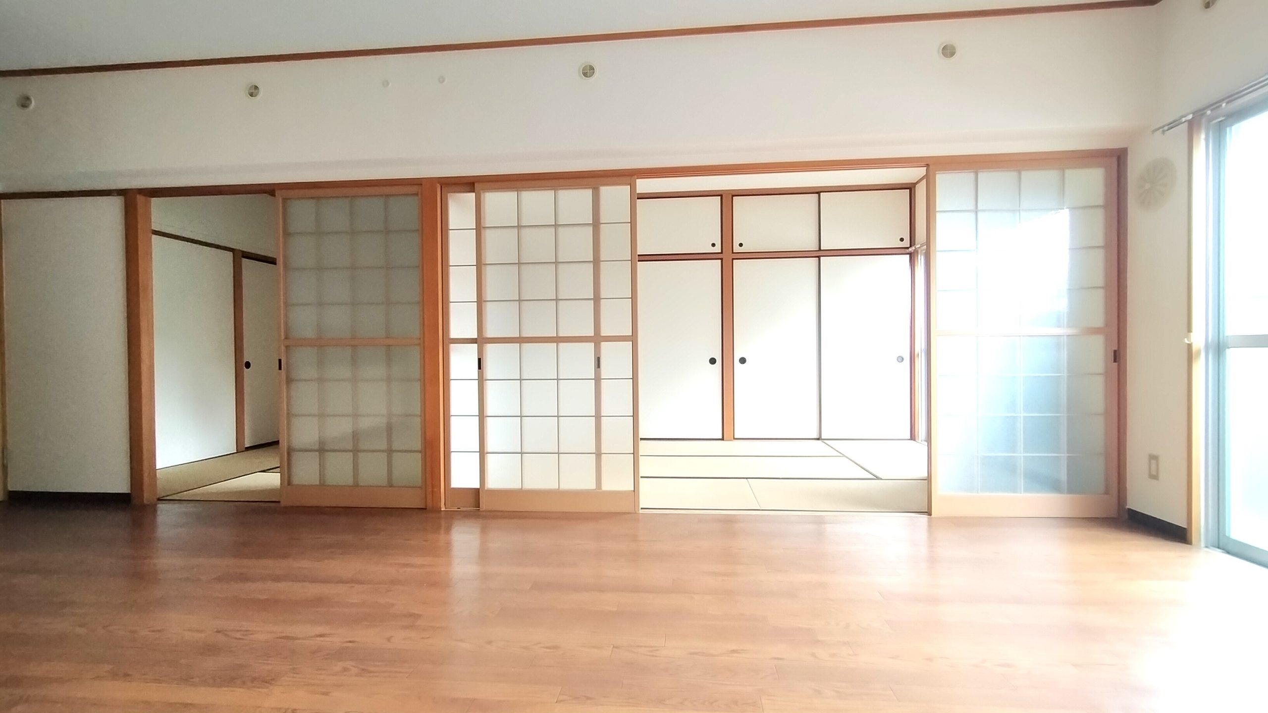 和室にも開口があるために柔らかな日差しが差し込みます