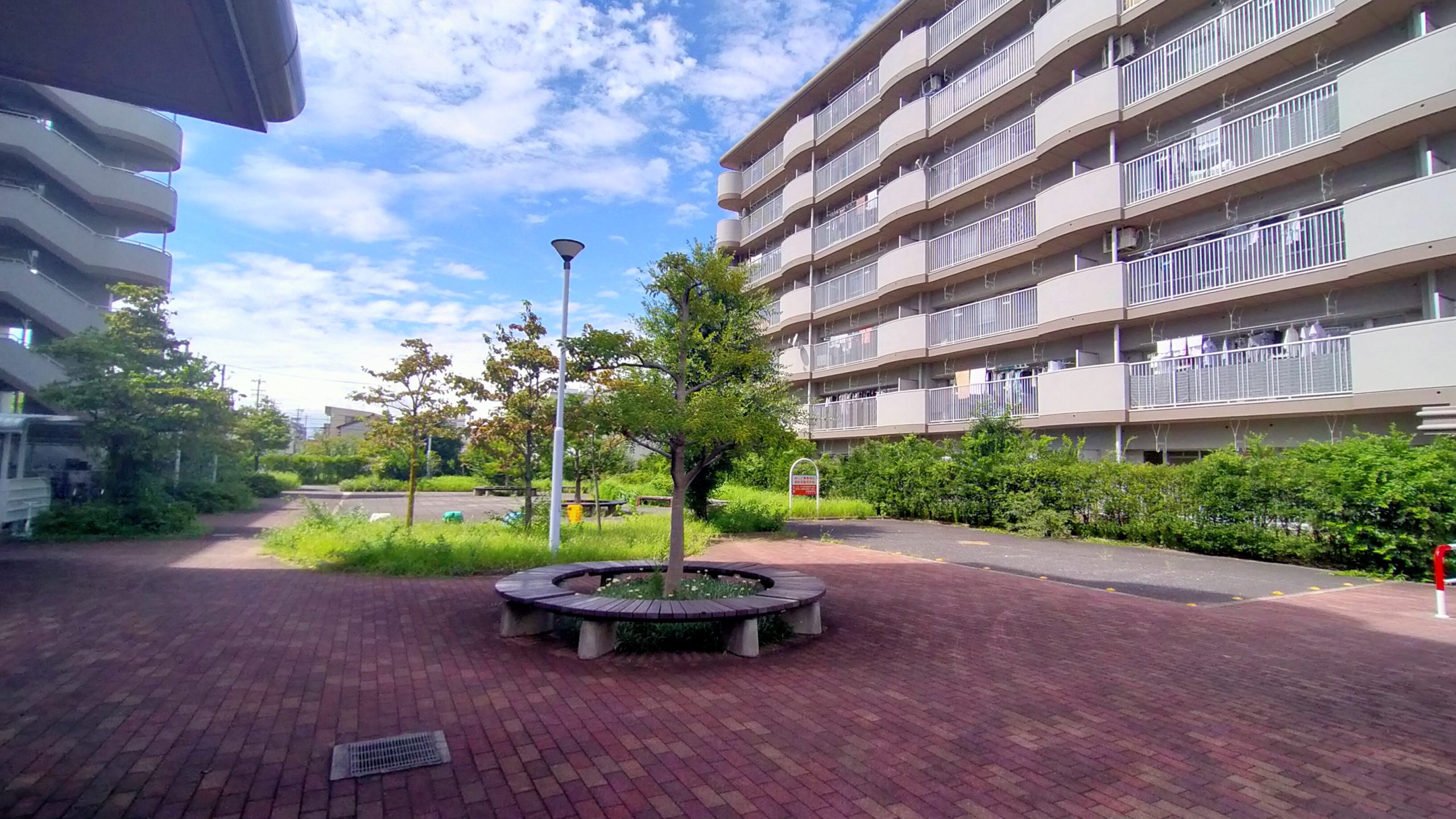 A棟B棟の間には散歩スペースも