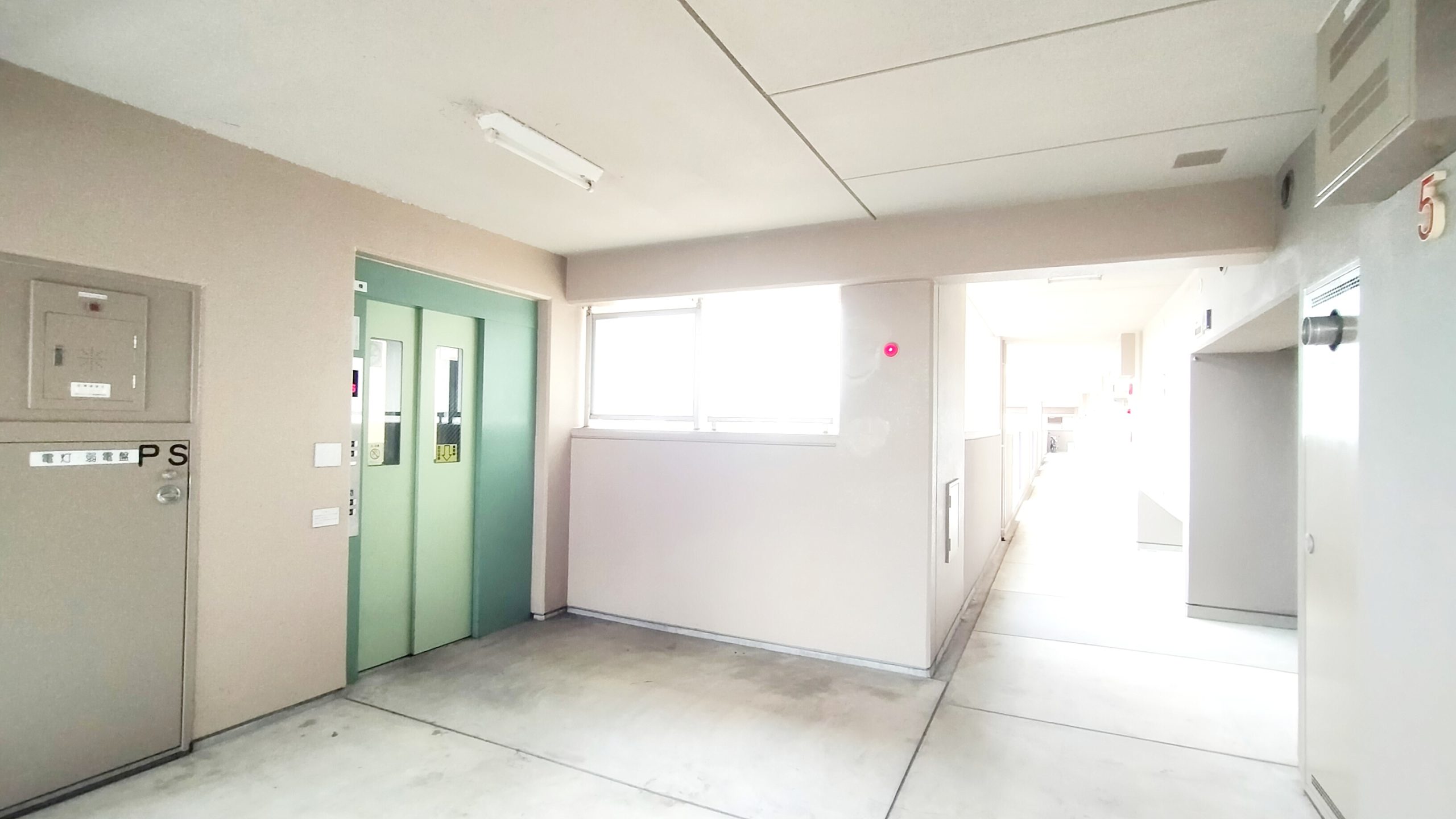 広々したエレベーターホール