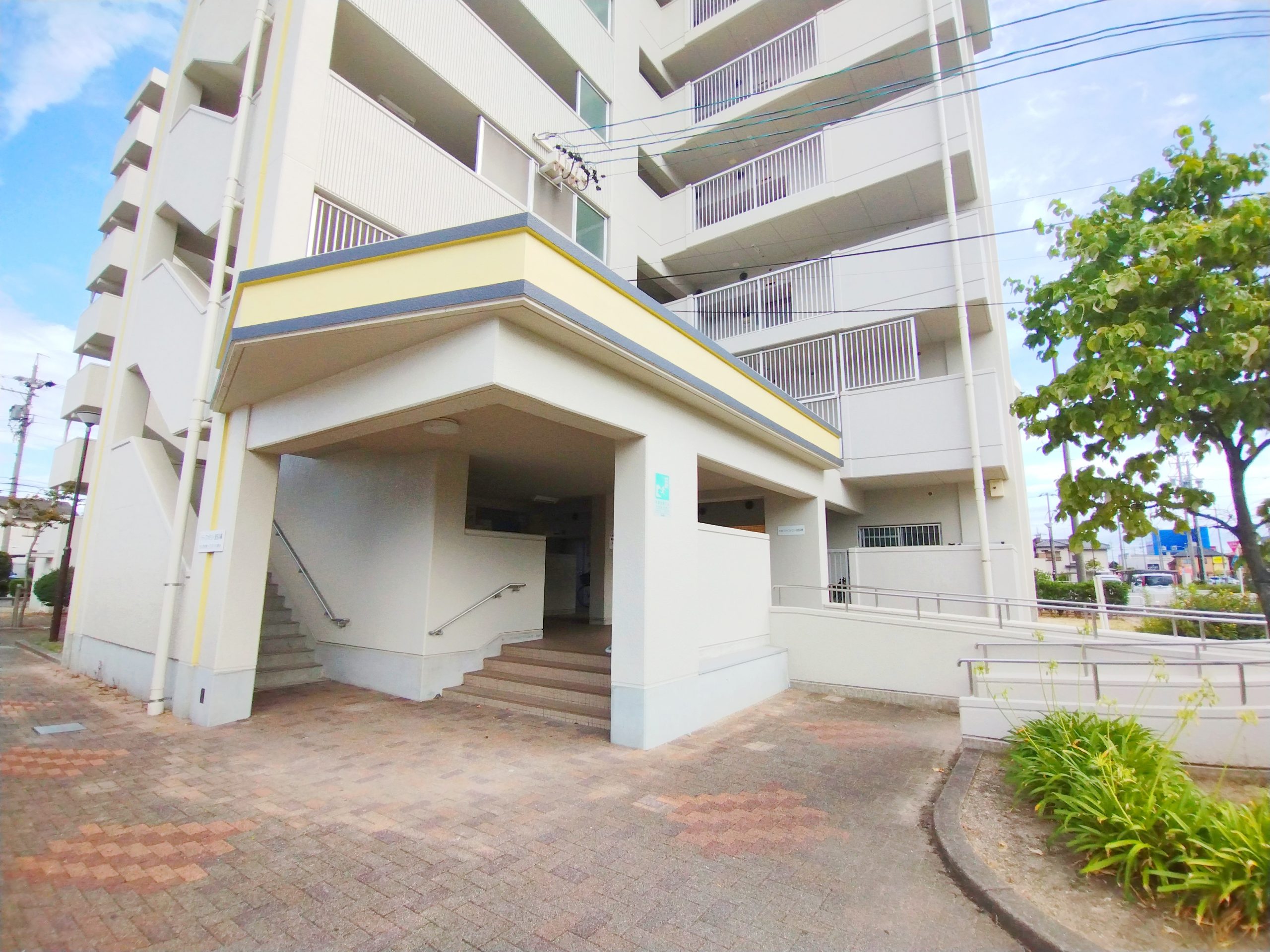 エントランス② スロープもありベビーカーでも移動が楽々です