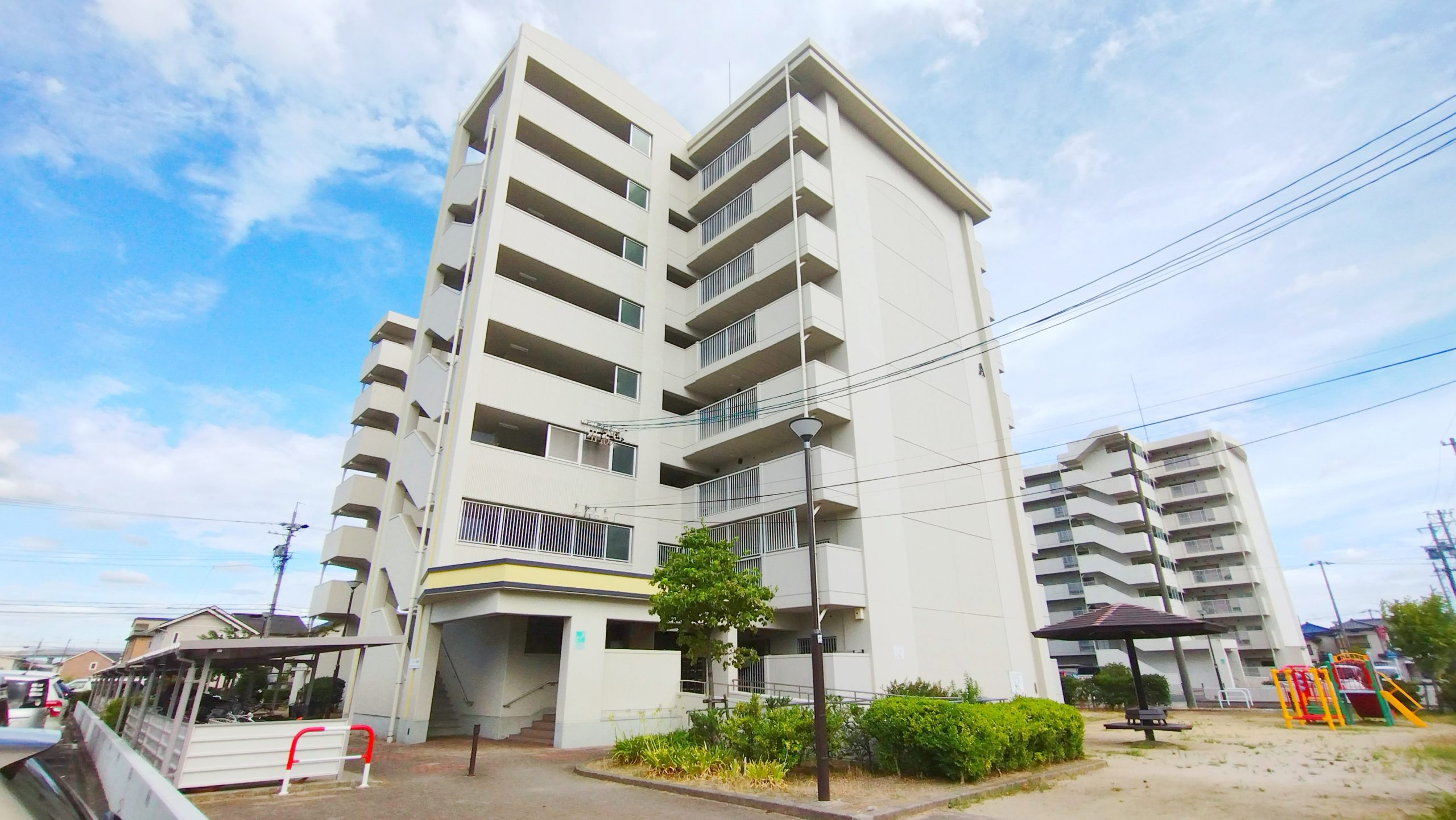 建物北西側外観 ゆとりある敷地で広々しています