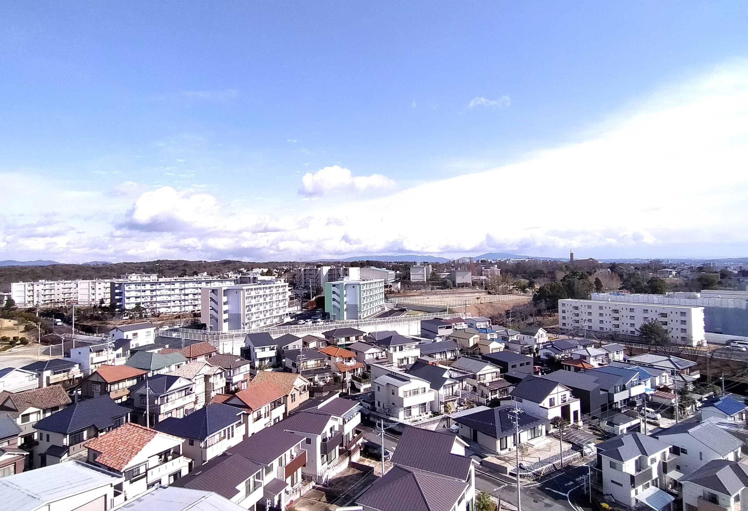 11F北側廊下側眺望 住宅街の奥には小幡緑地が望めます