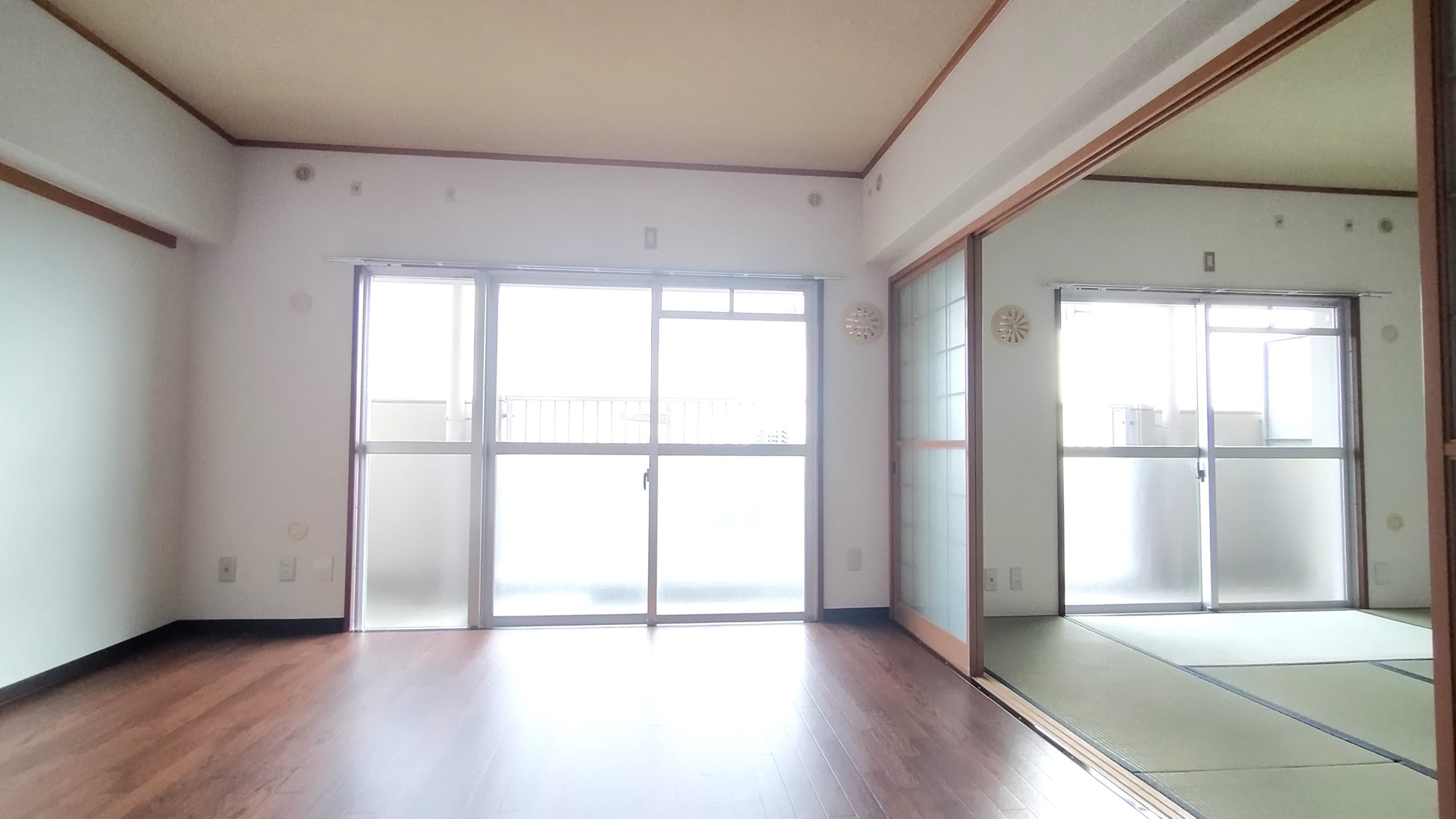 南面2面続く開口が室内を明るくします