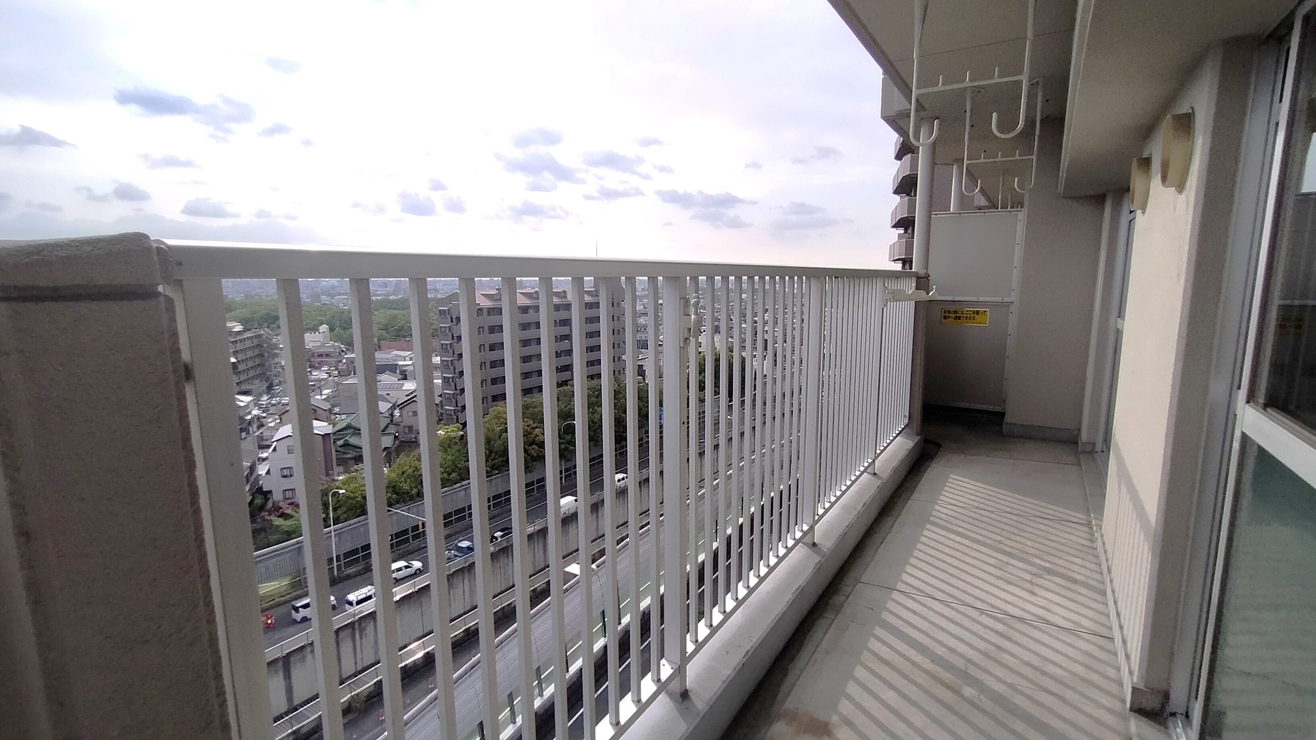 2面開口のため広々バルコニーです