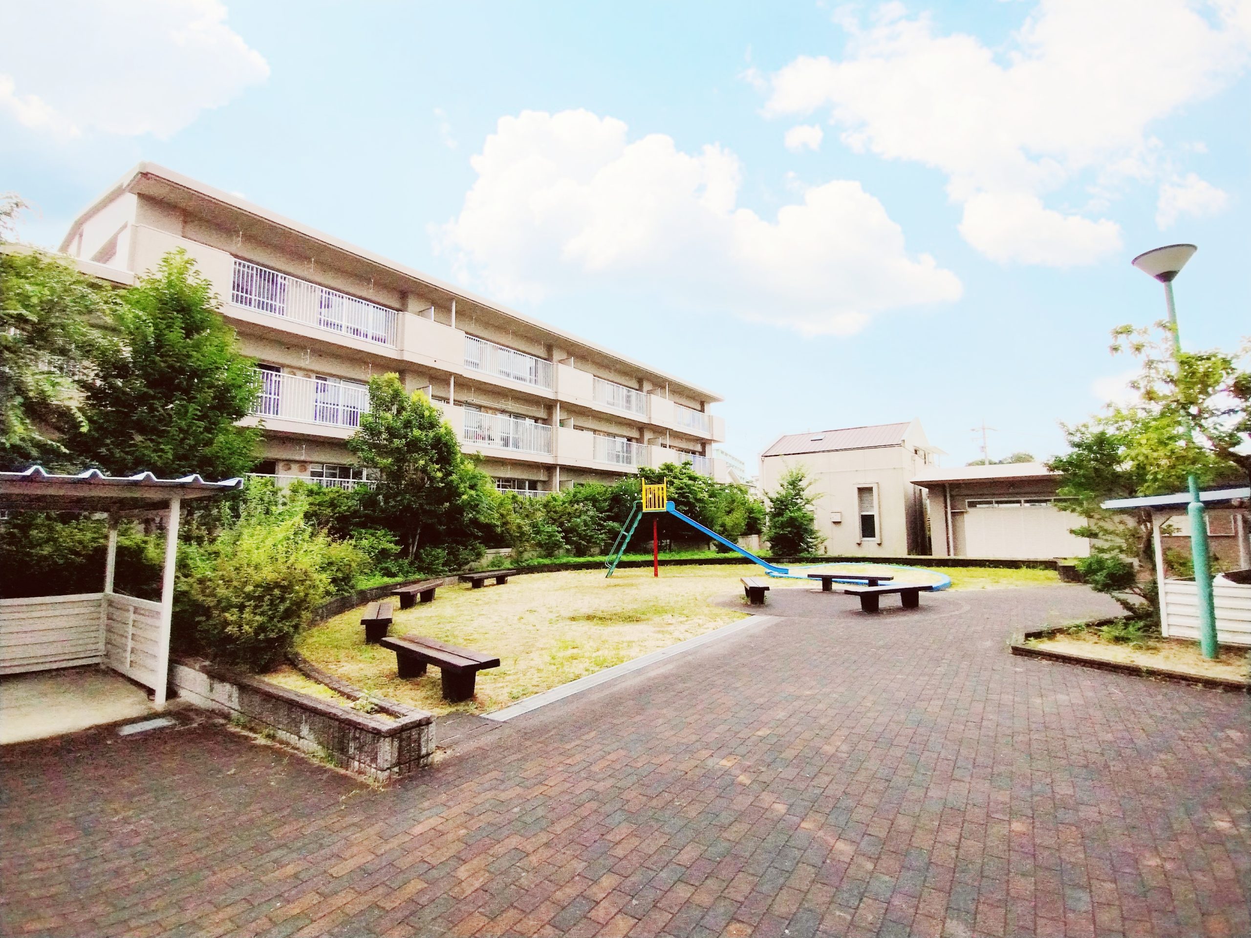 A棟とB棟の間にはキッズパークもあり、お子様が外で遊んでいても安心です