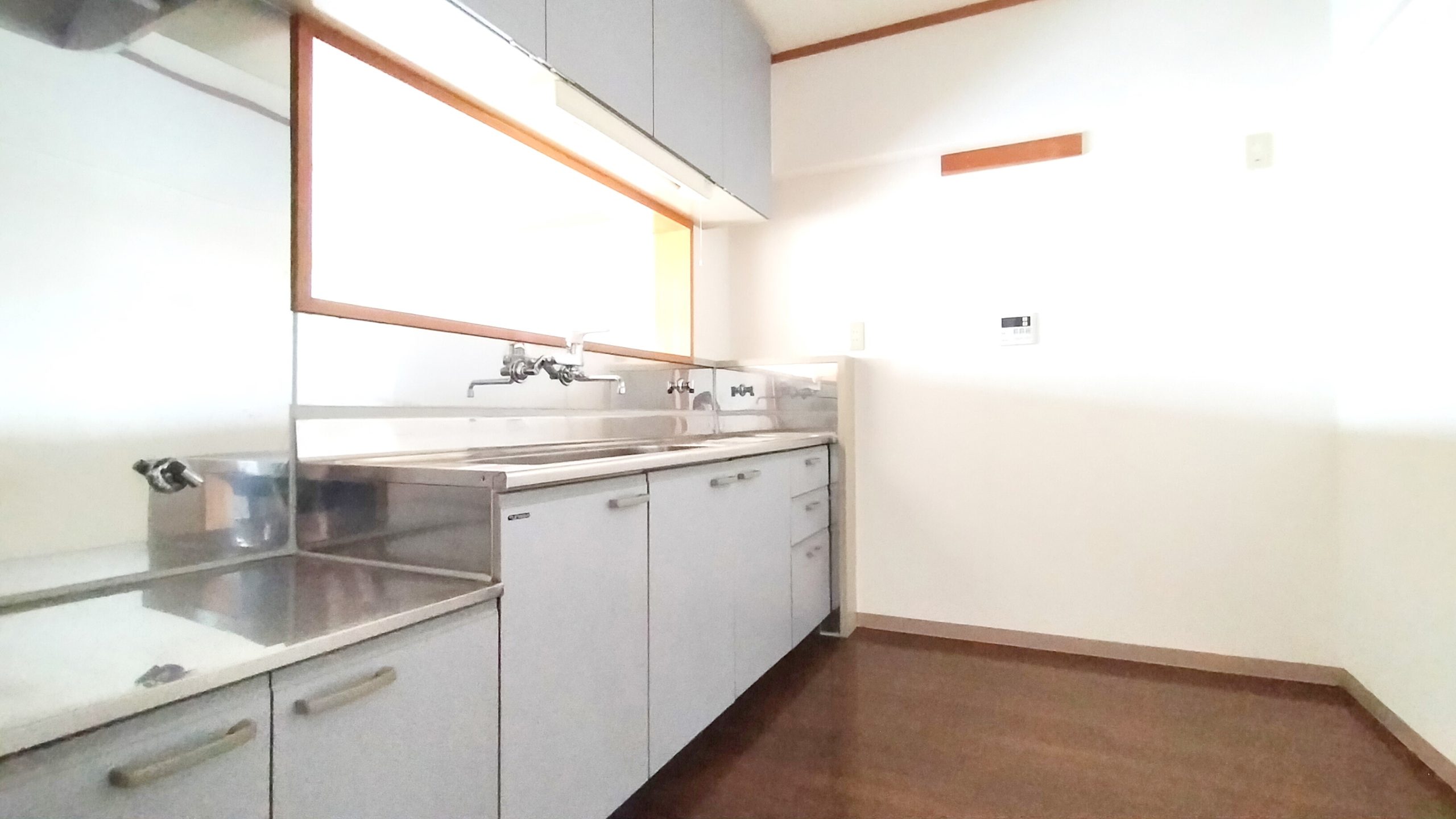 大きな食器棚もおける広いキッチン