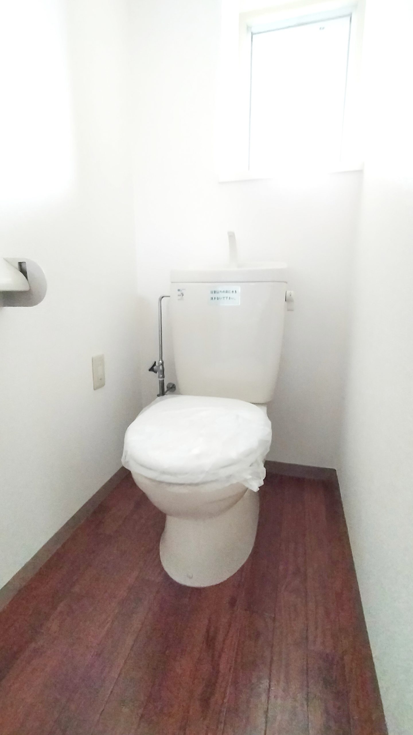 開口があるため明るいトイレです