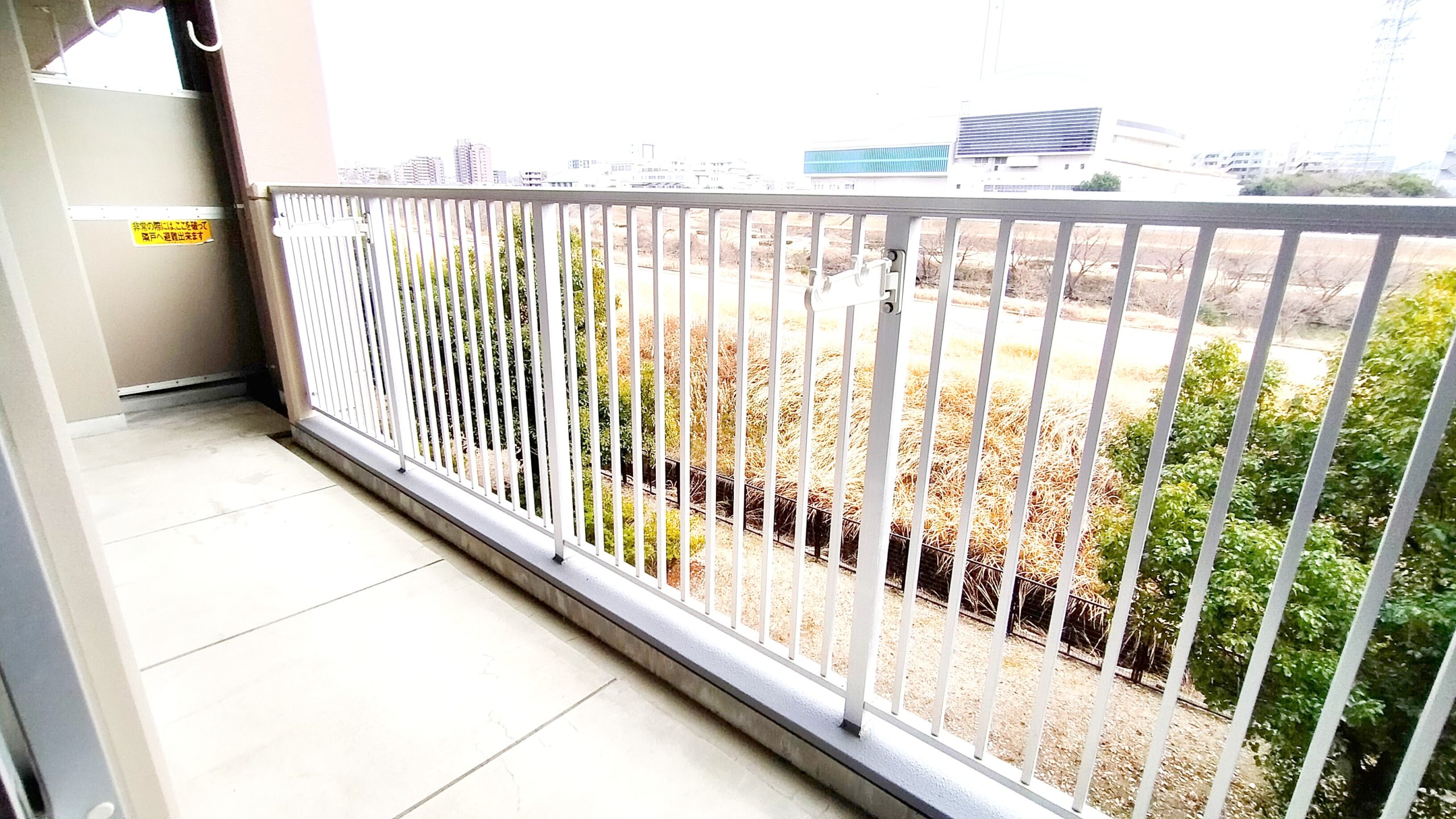 目の前には川が広がり、採光良好です