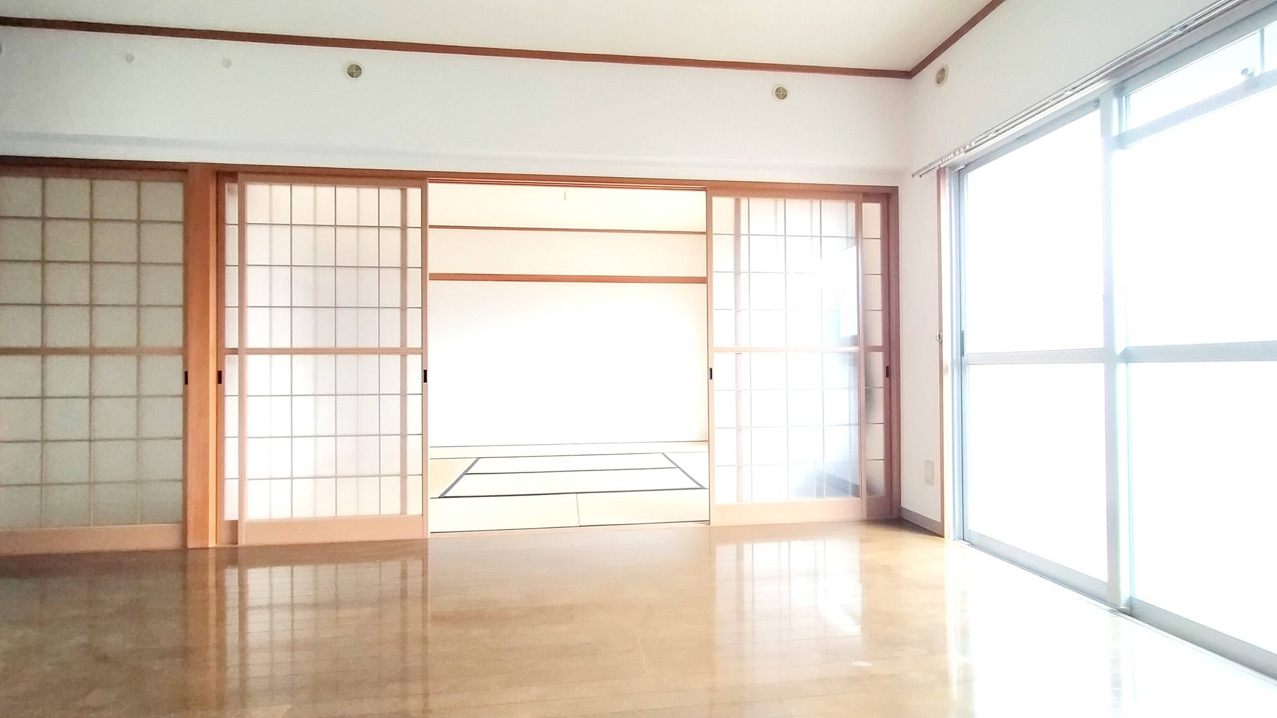 和室にも開口があるために柔らかな日差しが差し込みます