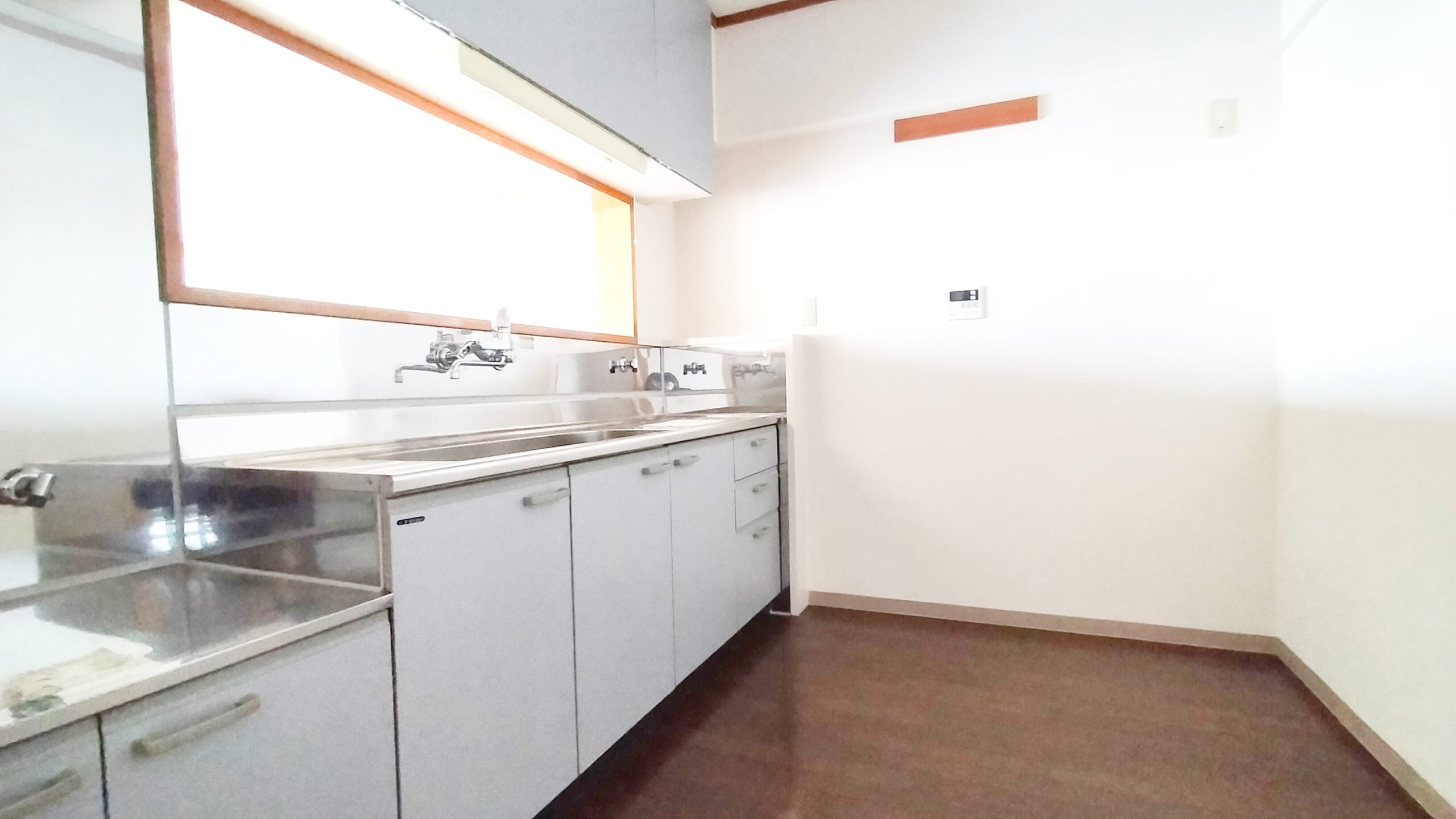 奥行の広いキッチンには大きな食器棚も設置可能です