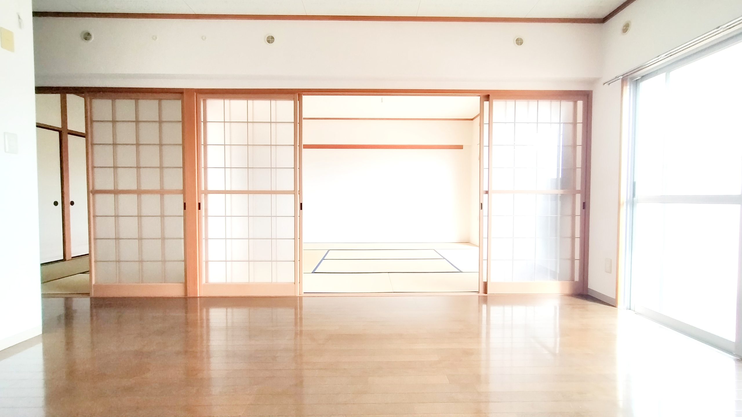 和室にも開口があるために柔らかな日差しが差し込みます