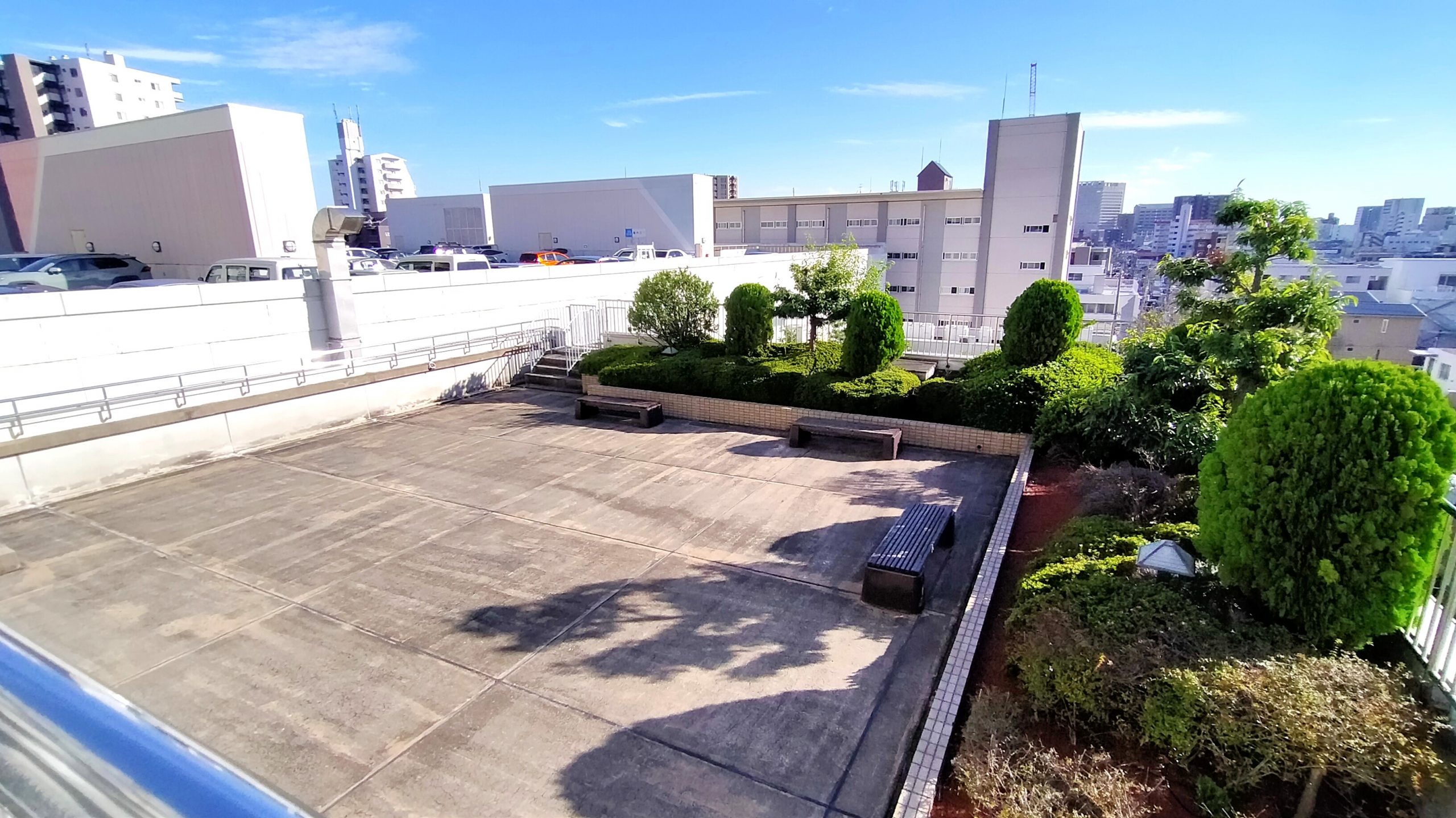 都心に珍しい共用の屋上庭園付き!