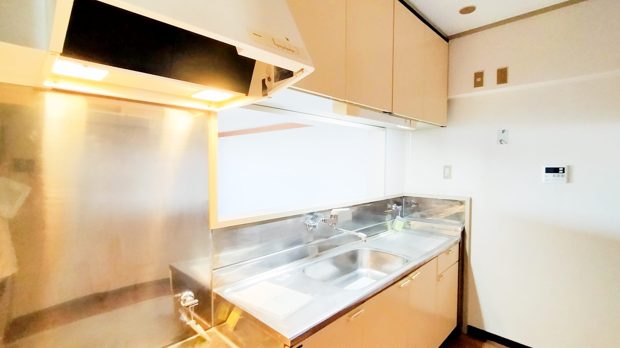 奥行の広いキッチンは大きな食器棚も設置可