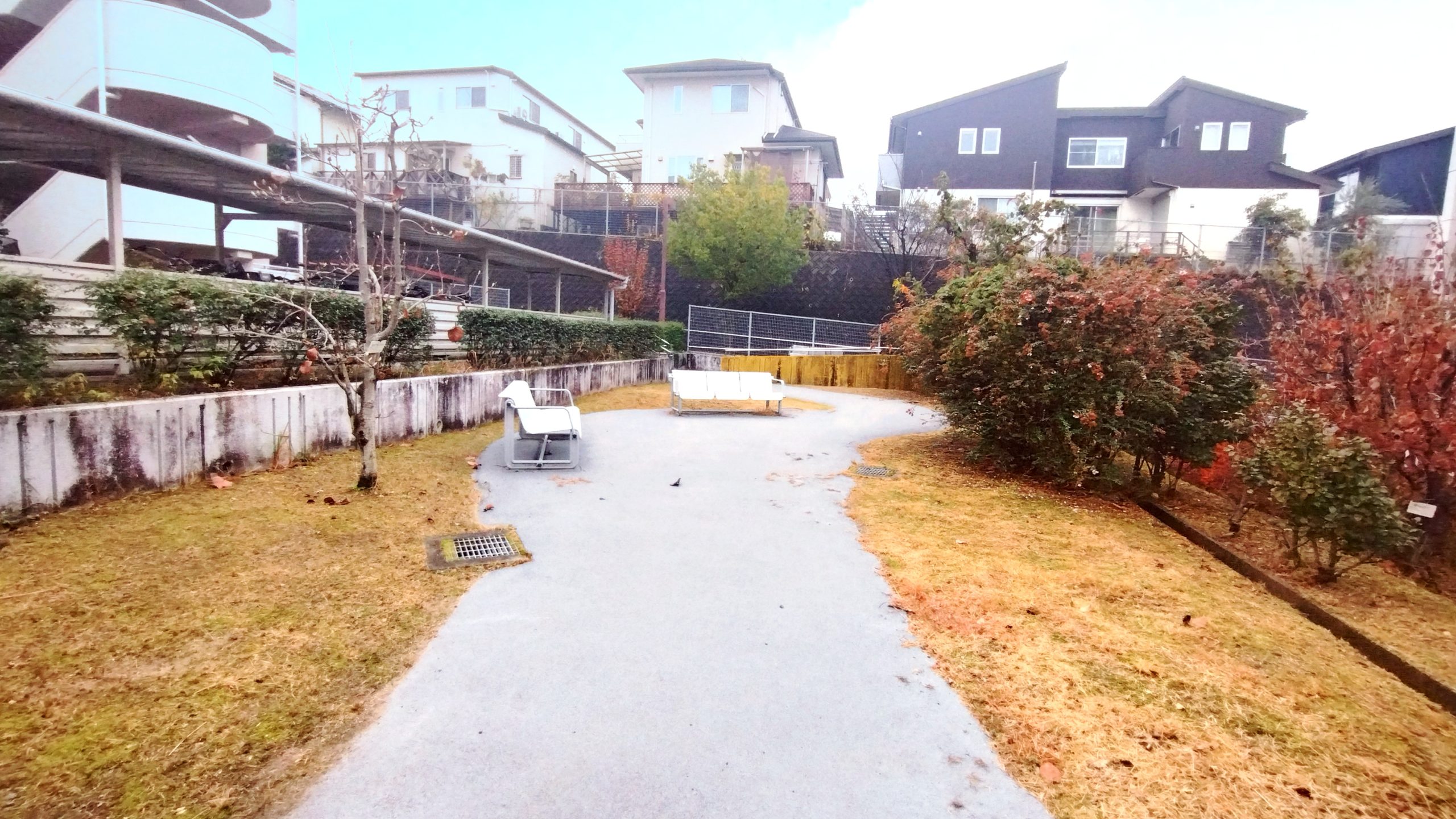 B棟南側にはお散歩スペースも