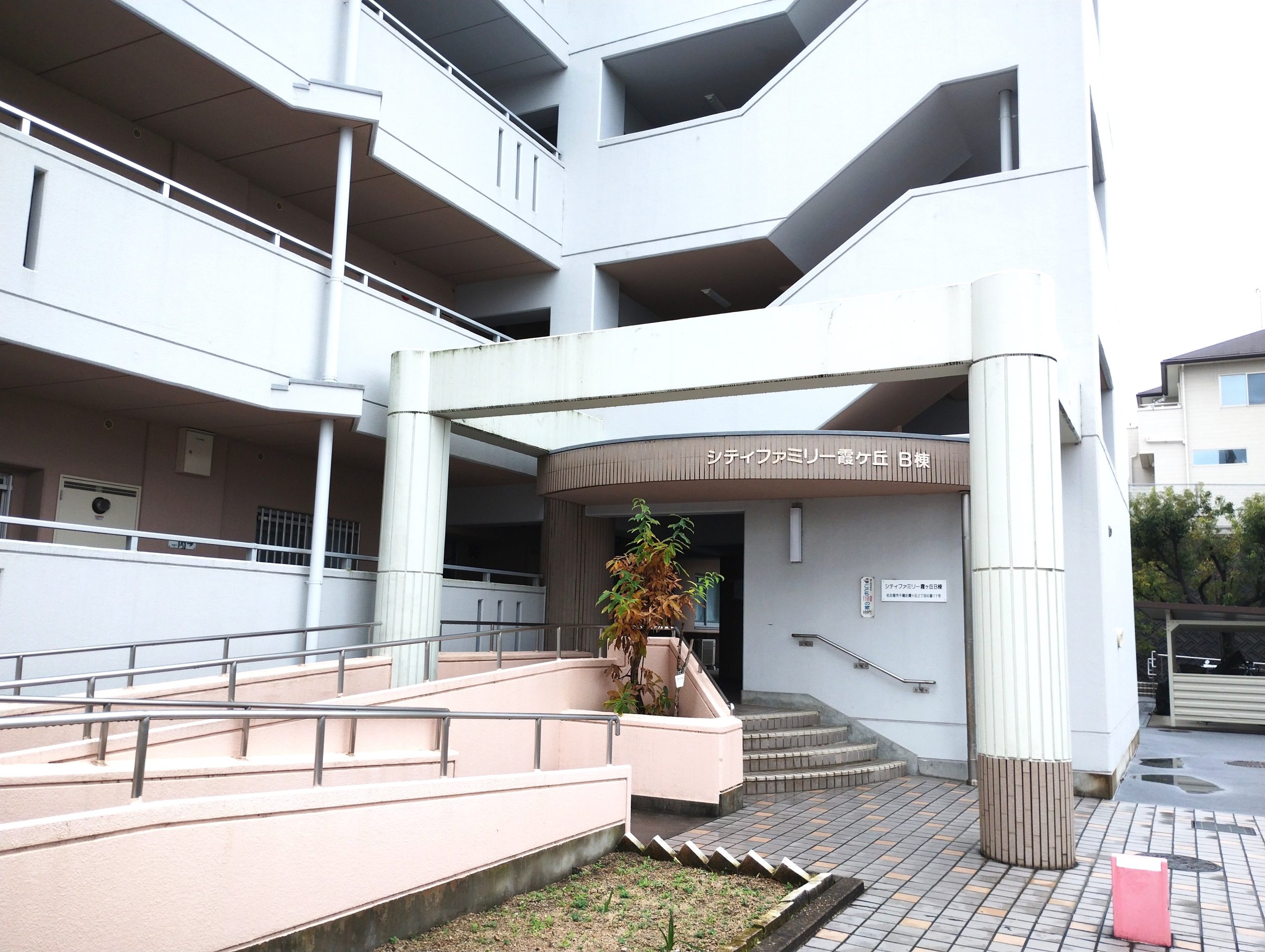 エントランス 閑静な住宅街にあり暮らしやすい立地です