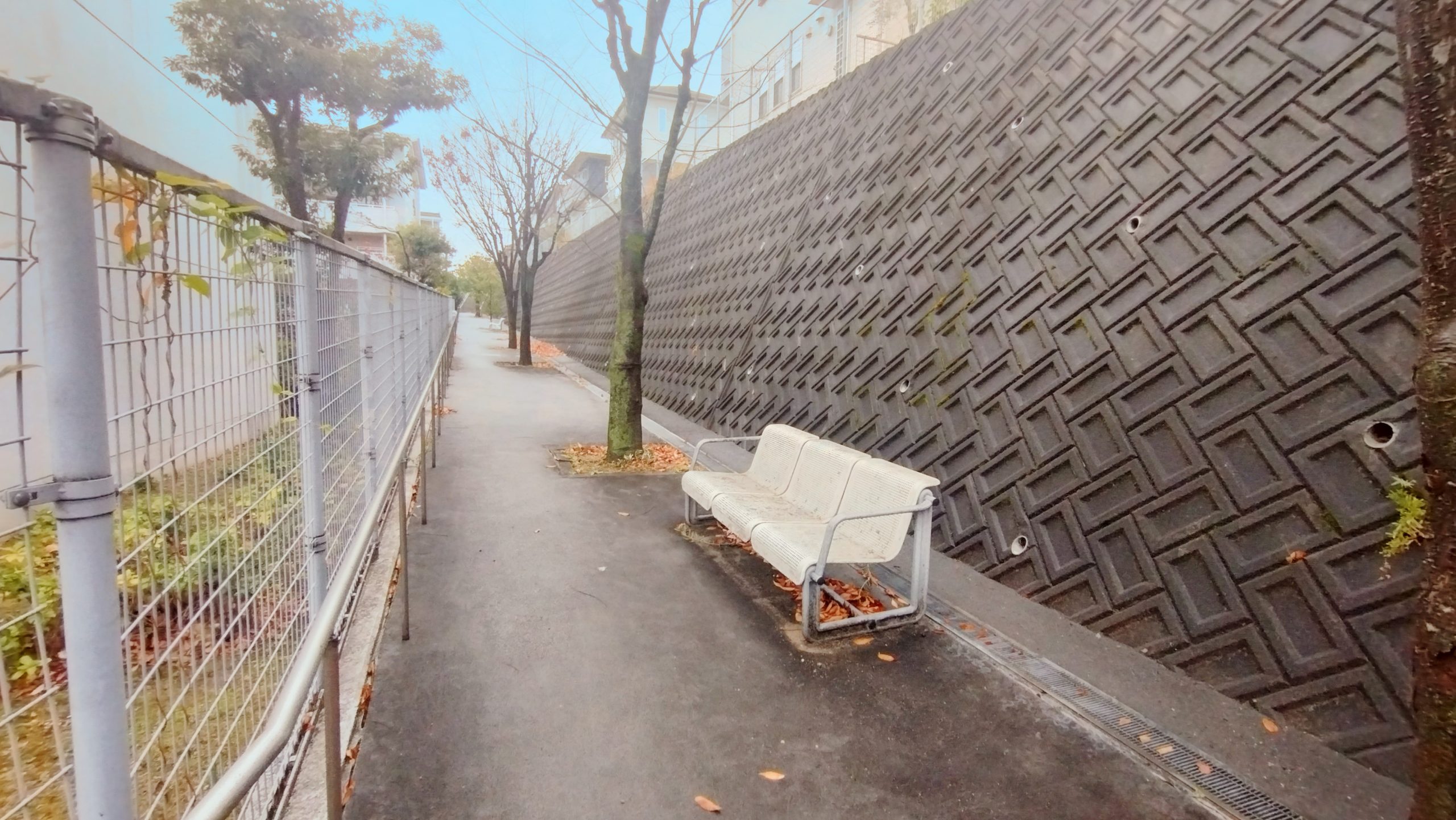 住宅の西側には遊歩道もあります