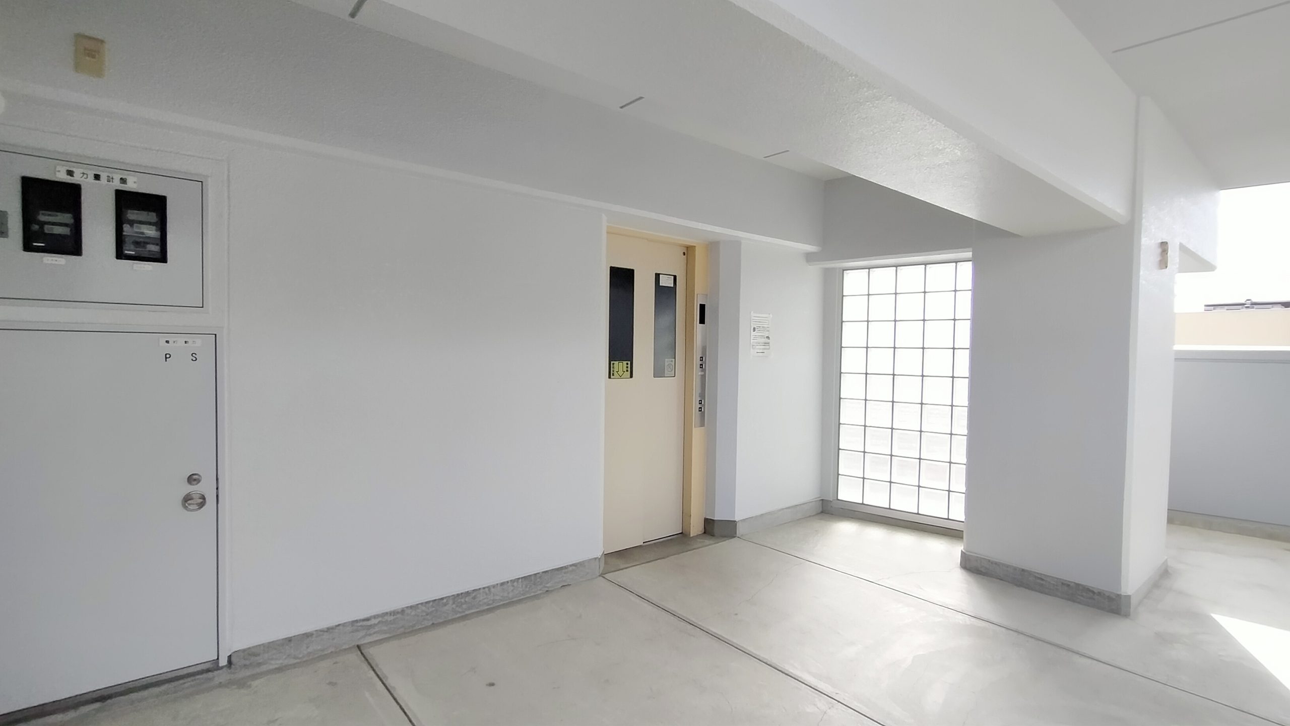 広々したEVホールはベビーカーも通りやすいです