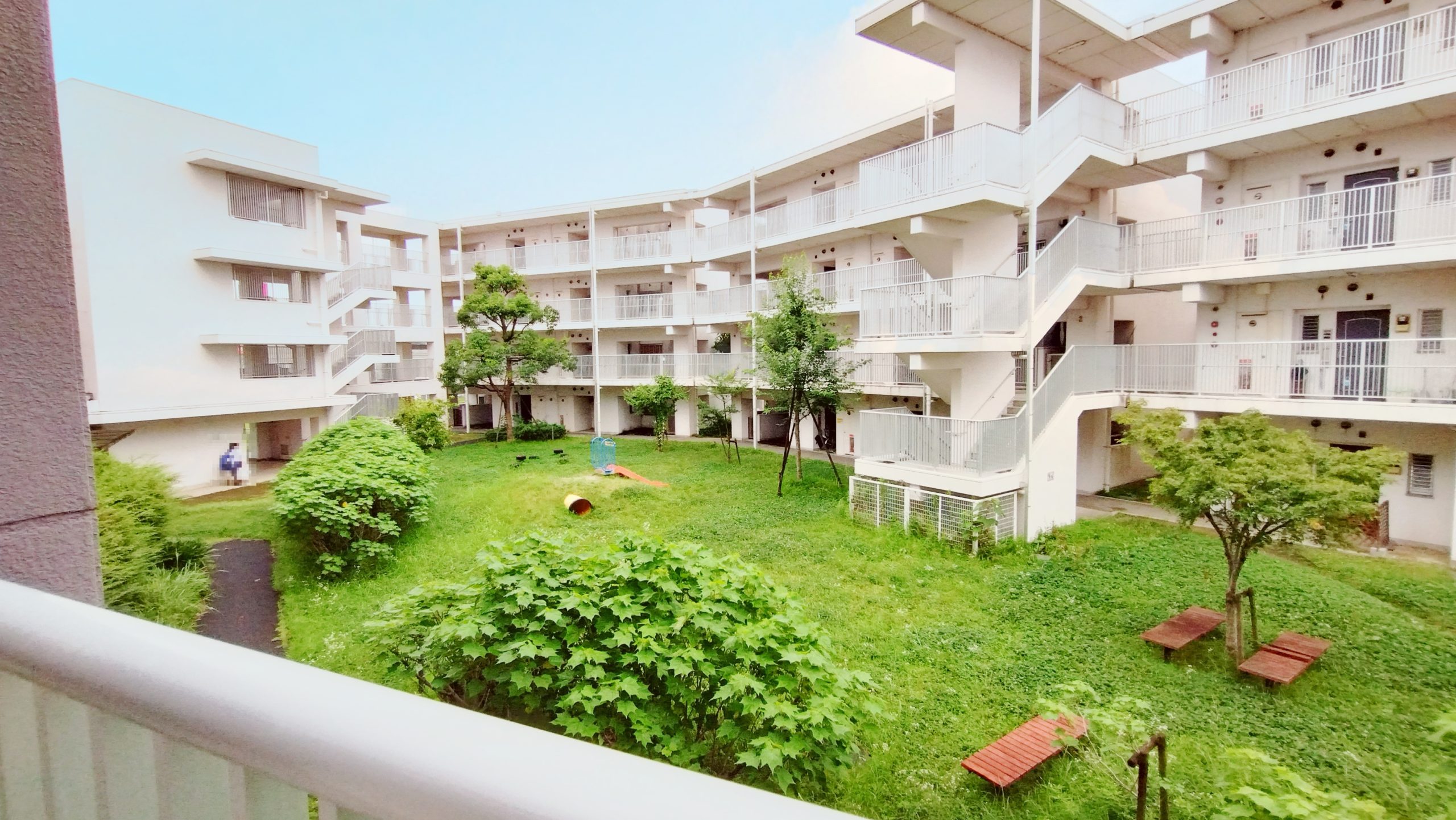 A棟中庭 こどもの遊び場も家にいながら見ることが出来、子供たちの遊ぶ姿も見られます