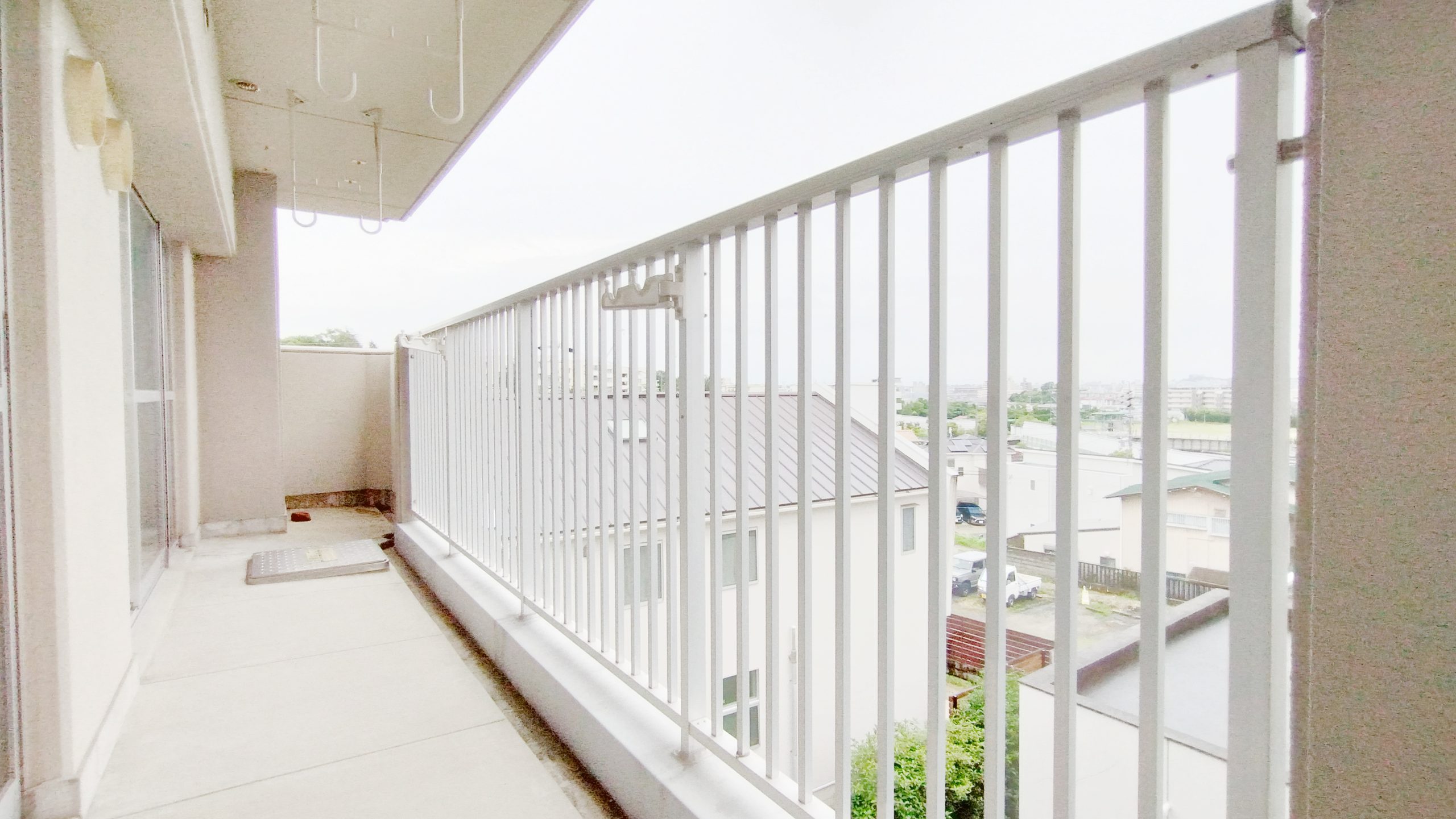 幅の広いバルコニーは洗濯物もたくさん干せますよ