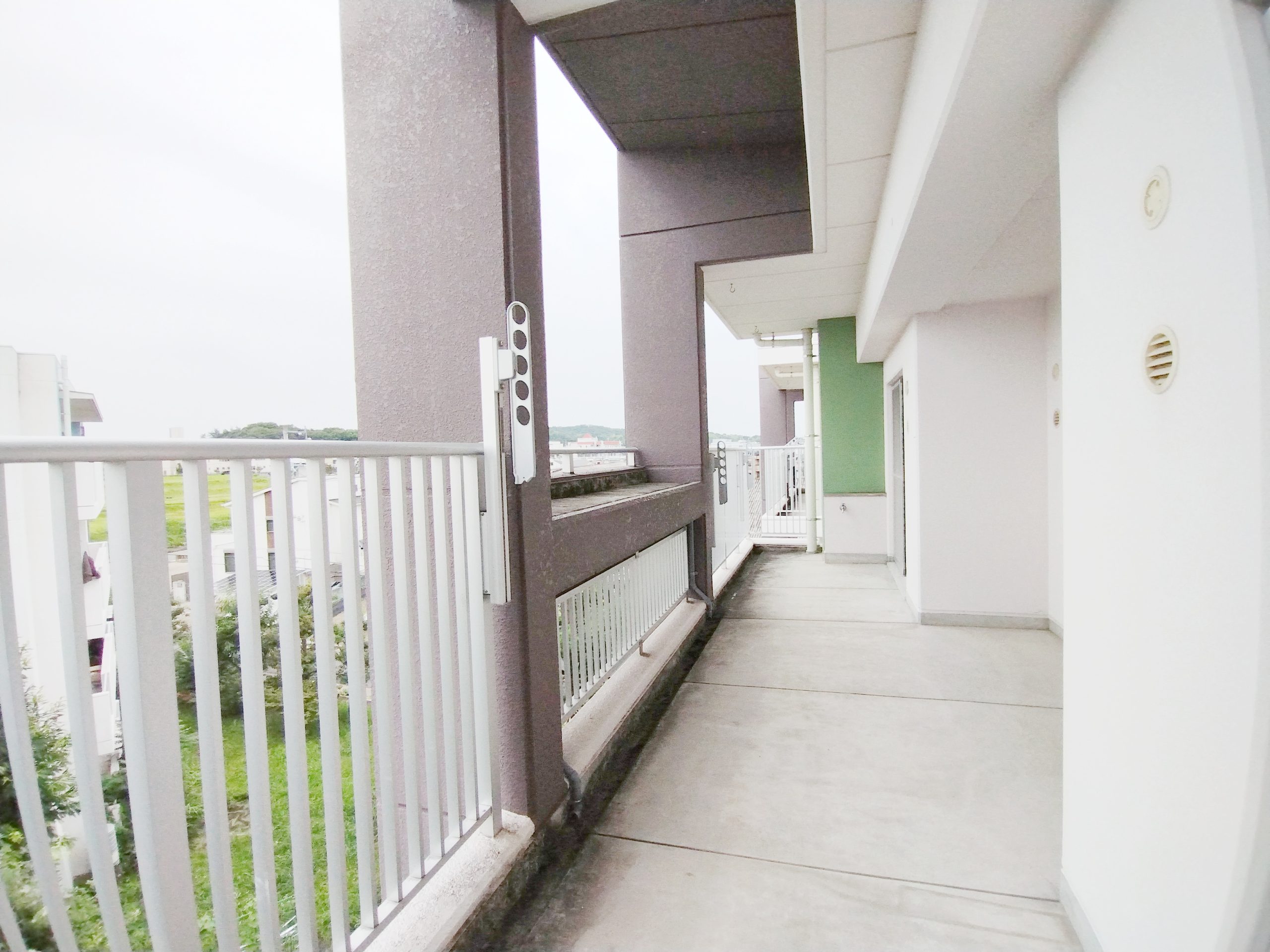 屋内のバルコニーは広々しており流行りのおうちキャンプにも最適!