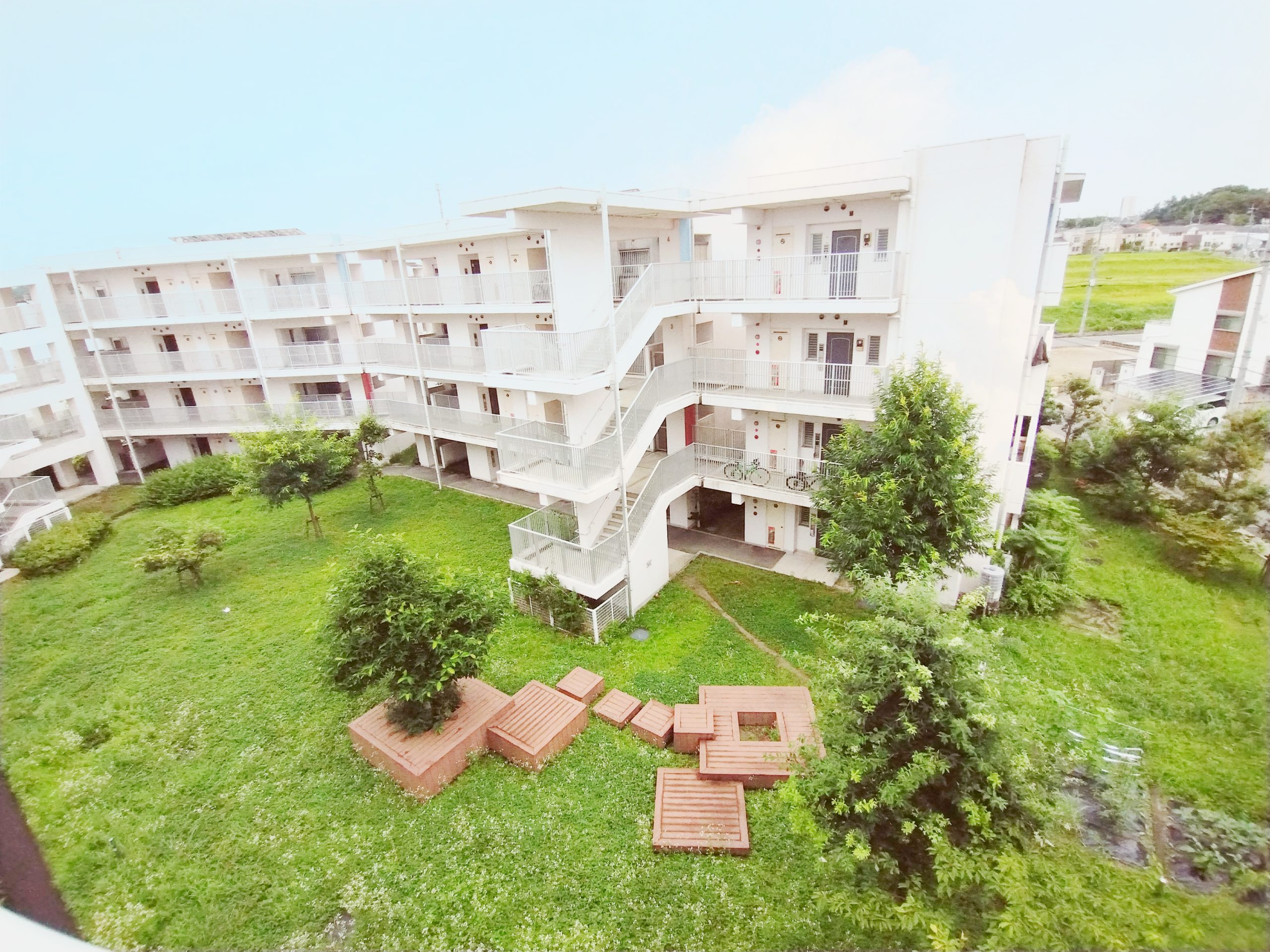 B棟中庭 ひとやすみできるウッドデッキも