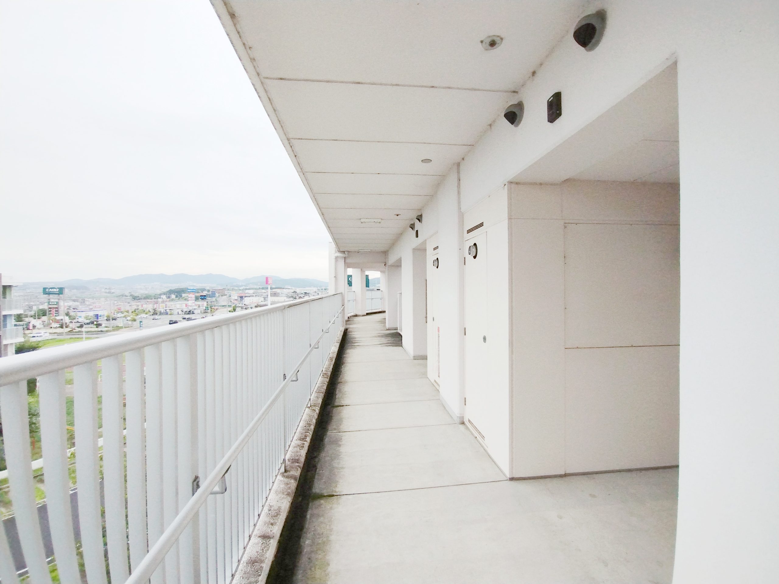 B棟廊下 玄関は奥まっていてプライバシーも保たれる作りです