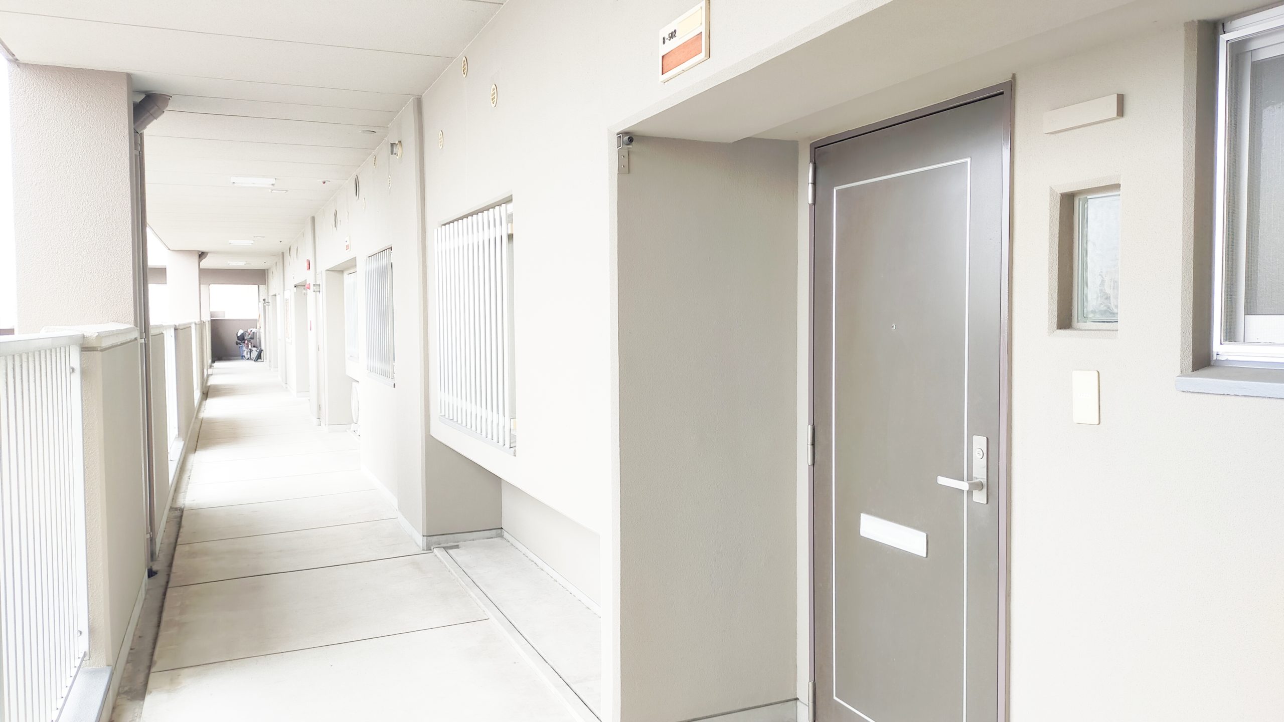 ベビーカーも通りやすい幅の広い廊下