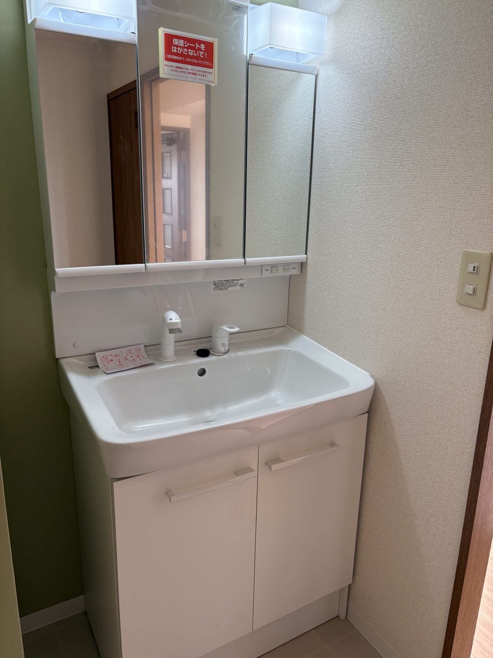 皆様に喜ばれる3面鏡の洗面台です