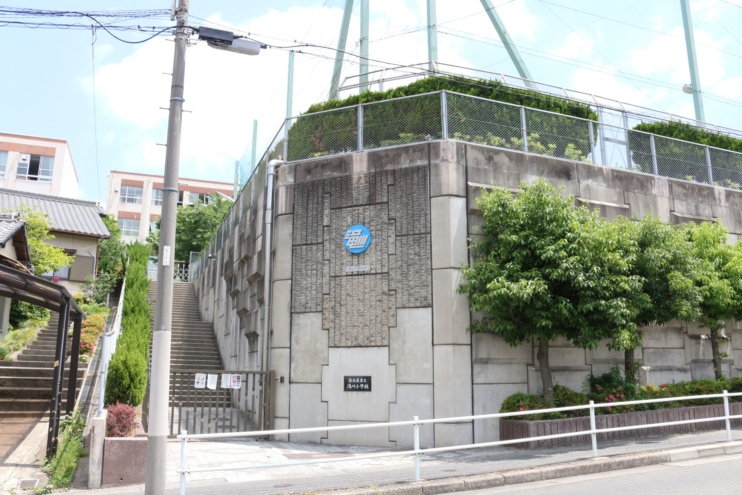 滝川小学校まで徒歩4分 子育て世帯にも安心の立地です