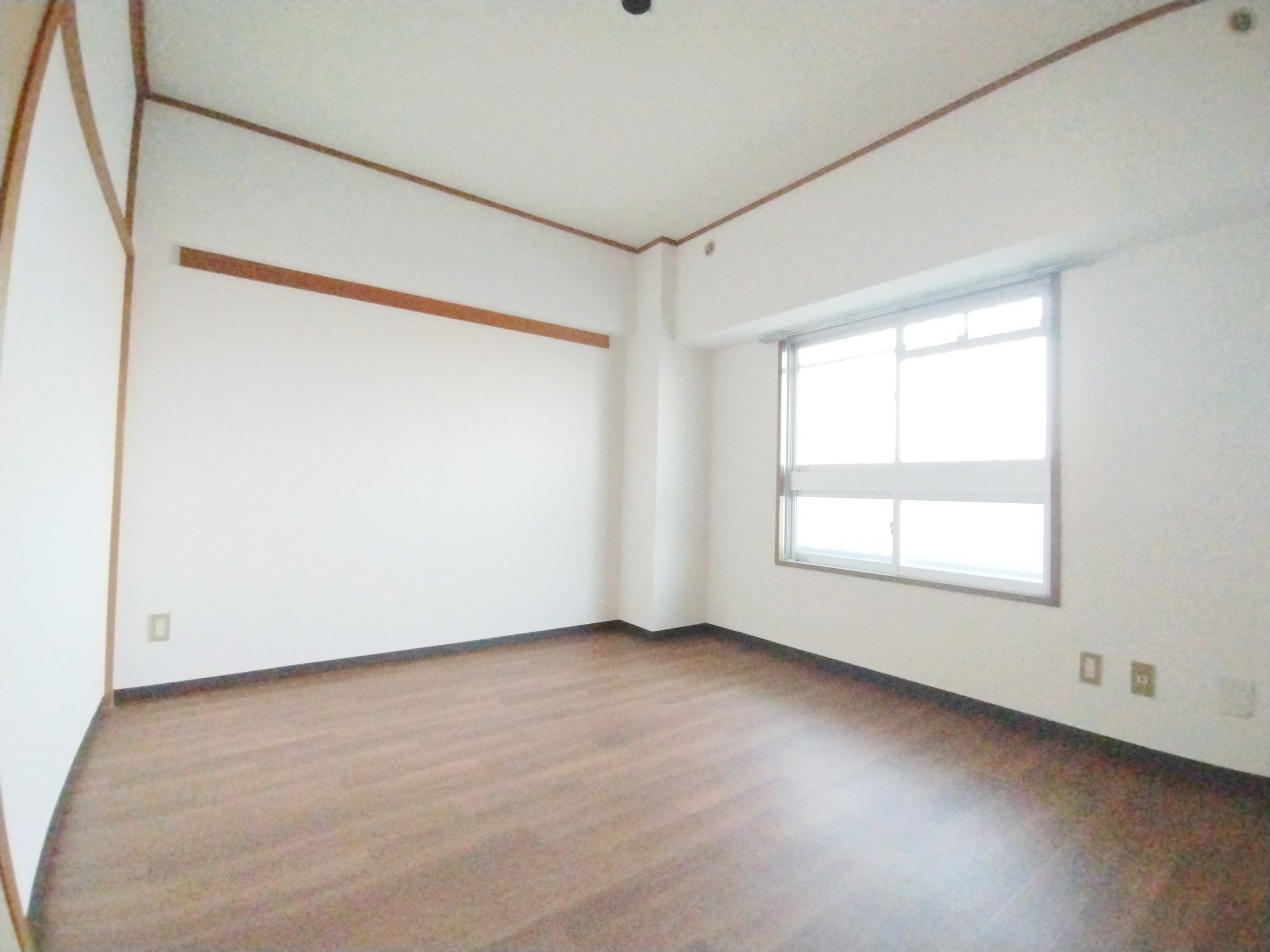 北側洋室は開口が大きく明るく過ごせます