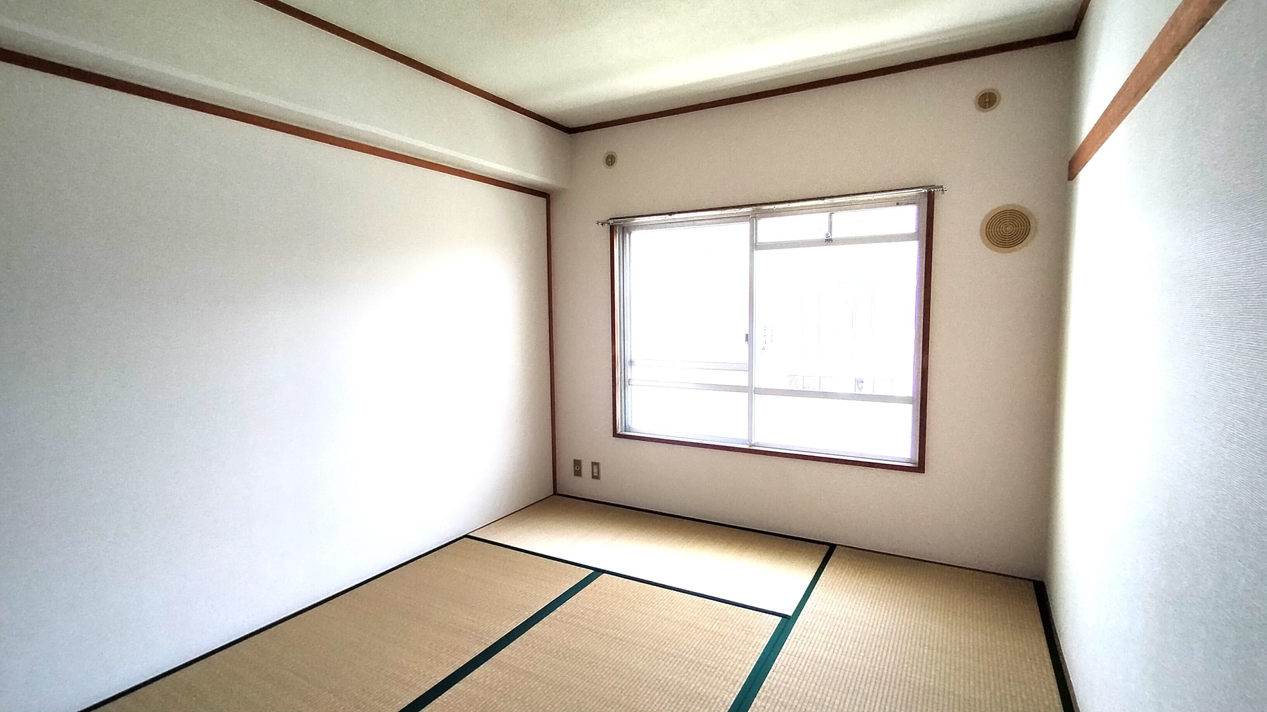 南側独立和室も腰窓付き