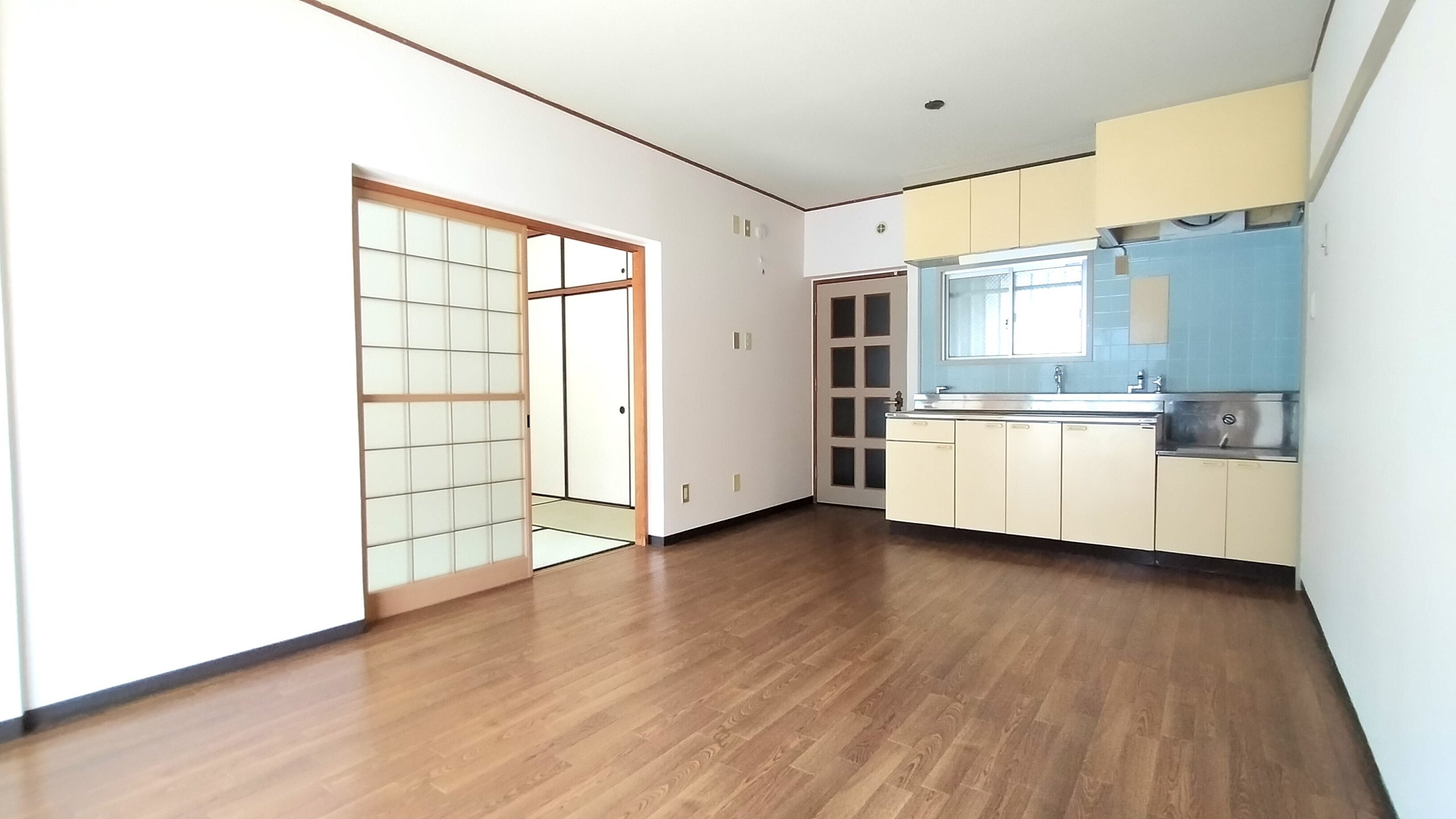 キッチンまでひと続きの広々リビングです